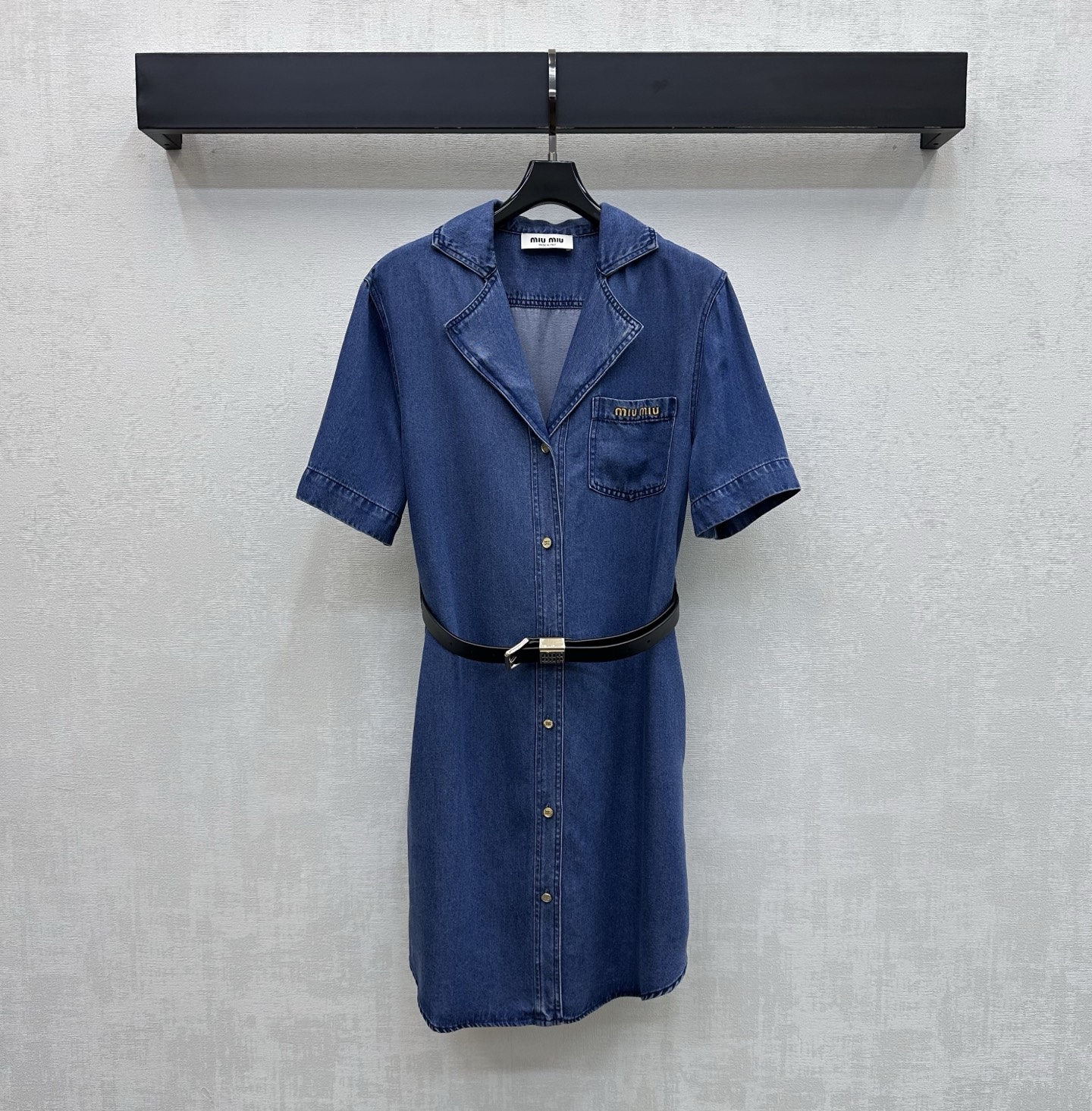 NO:869496,Miumi*2026 New Products Belt Tencel Denim Shirt Skirt Customized YB Imported Tencel Denim Material Full Texture Washed and Old Fashioned Single Side Chest Pocket Decorated with Signature Letters Embroidered Logo Design Highlights Brand Tonality Placket Engraved Button Adjustment Leather Metal Buckle Belt Decoration Adds Layering to the Style Surface Accessories Development Lapel Short Sleeve Shirt Skirt Tailoring Presents a Casual and Free Dressing Style Fashionable and Fashionable  High version 2 colors,,miumiu,skirts,T-shirt,19860909Miumi*2026新品上架腰带天丝牛仔衬衣裙定制YB进口天丝牛仔材质 质感十足 水洗做旧复古感 胸前单侧口袋点缀标志性字母刺绣徽标设计 彰显品牌调性 开襟刻印纽扣调节皮革金属扣腰带装饰 增添造型层次感 面辅料开发 翻领短袖衬衣裙剪裁 呈现随性自由的穿搭风格 穿搭时髦洋气   高版本2色,,miumiu,skirts,T-shirt,,Women's clothing