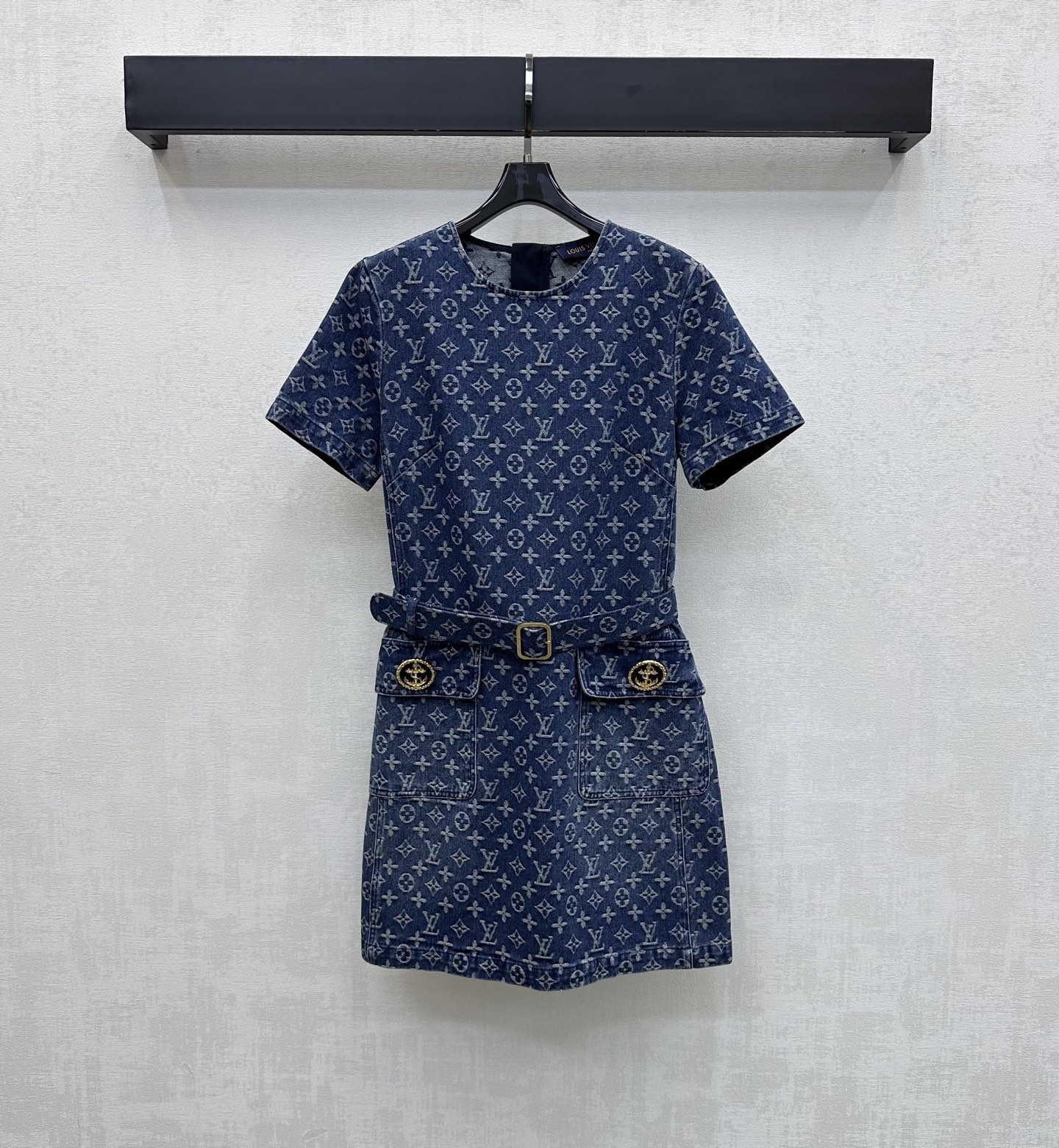 NO:869491,Louis Vuitto*2026 New Arrival Jacquard Belt Denim Dress Customized YB imported twill cotton denim material. Stiff and stylish. The whole body is made of dark blue retro washed tones. It is matched with the fabric perforated belt adjustment design to add layering to the look. The iconic four-leaf clover letter jacquard elements are all over the body to highlight the brand tone. It shows the French elegant and casual style. The development of surface accessories. Round neck short-sleeved dress tailoring. Stylish for commuting and dating. High version, Louis  vuitton,skirts,T-shirt,19860909Louis Vuitto*2026新品上架提花腰带牛仔连衣裙定制YB进口斜纹棉牛仔材质 挺括有型 通体采用深蓝复古水洗色调 搭配本布穿孔腰带调节设计 增添造型层次感 通体满铺标志性四叶草字母提花元素 彰显品牌调性 尽显法式优雅休闲风格 面辅料开发 圆领短袖连衣裙版型剪裁 通勤约会穿搭出彩时髦 高版本,,louis vuitton,skirts,T-shirt,,Women's clothing