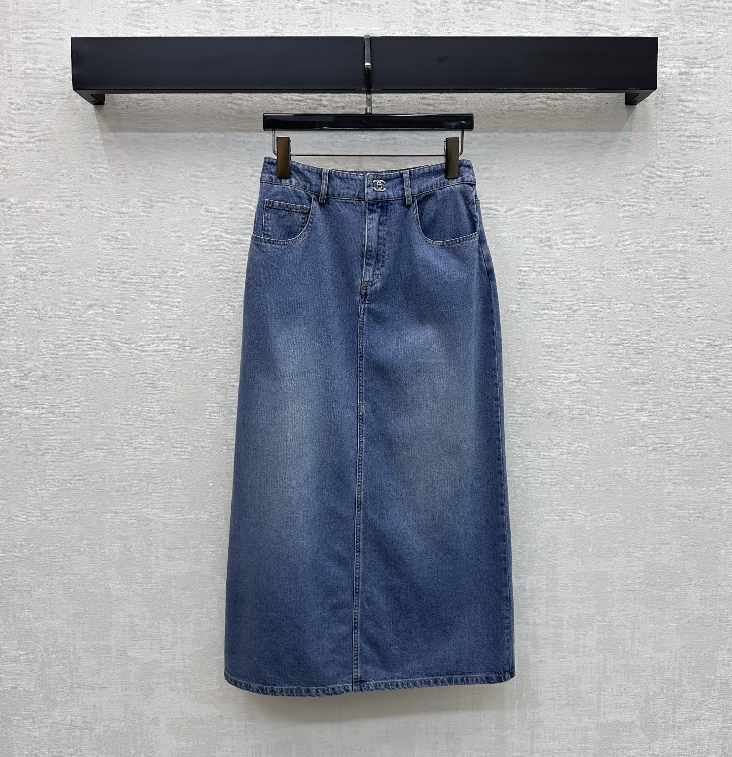 NO:869511,Chane*2026 new arrivals embroidered school bag buckle denim skirt customized YB imported twill cotton denim material Comfortable, soft, breathable and easy to wear Multi-enzyme washing process Retro and fashionable Double C embroidered letters on the back waist outline pressed line cutting design Combined with the details of the back slit skirt to add a layered look Iconic engraved double C letter school bag snap button adjustment decoration low-key highlights the brand tone Simple and advanced surface accessories development High waist buttoned straight skirt cutting  Casually match and wear high-end fashion. High version 36 38 40,,chanel,skirts,19860909Chane*2026新品上架绣花书包扣牛仔半裙定制YB进口斜纹全棉牛仔材质 舒适柔软 透气好穿 多重酵素水洗工艺处理 复古又时尚 后腰双C绣花字母轮廓压线裁剪设计 配合后开衩裙摆细节处理 增添造型层次感 标志性刻印双C字母书包按扣调节装饰 低调彰显品牌调性 简约高级 面辅料开发 高腰系扣直筒半裙剪裁 随意搭配穿搭高级时髦  高版本36 38 40,,chanel,skirts,,Women's clothing