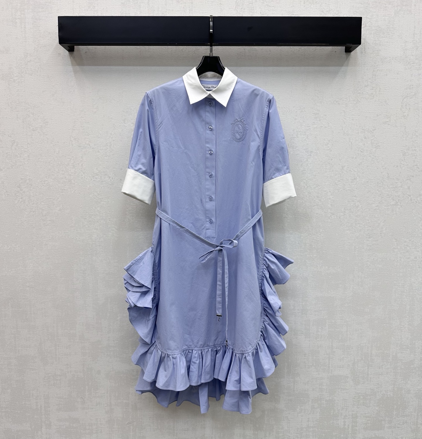 NO:869533,Dio*2025 New Arrival Lace Lace Dress Customized YB Imported Twill Cotton Material Comfortable, Breathable, Stiff and Stylish Half placket button adjustment with contrasting color design on collar and cuffs Adds layering to the look Iconic letters embroidered roundels on the chest highlight brand tone The fabric laces outline the adjustable waist and accordion pleated lace splicing design enriches the visual effect and adds layering to the look Development of surface accessories Lapel short-sleeved dress tailoring Elegant charm for commuting and dating  High version,,dior,skirts,T-shirt,19860909Dio*2025新品上架花边系带连衣裙定制YB进口斜纹全棉材质 舒适透气 挺括有型 半开襟纽扣调节配合领边袖口拼接撞色设计 增添造型层次感 胸口点缀标志性字母刺绣圆标装饰 彰显品牌调性 本布系带勾勒调节腰身风琴褶花边拼接设计 丰富视觉效果 增添造型层次感 面辅料开发 翻领短袖连衣裙剪裁 通勤约会穿搭优雅魅力  高版本,,dior,skirts,T-shirt,,Women's clothing
