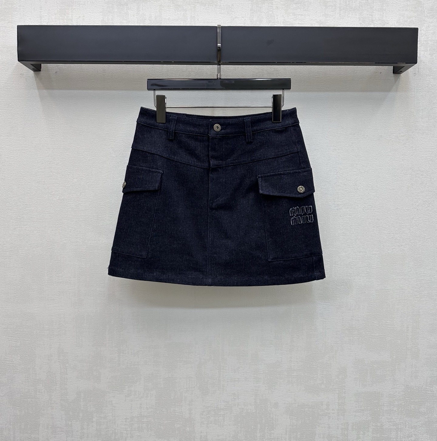 NO:869548,Miumi*2026 new product launch embroidered logo denim skirt, customized YB imported twill cotton denim material, multiple washes, crisp and stylish, symmetrical flap pocket decoration, adding layering to the look, embellished with the iconic three-dimensional letter logo design, highlighting the brand tone, fabric and accessories development, high-waist buttoned skirt tailoring, the first choice for showing legs in summer, wearing it will be the essence of your legs, lined with intimate safety shorts, high version 2 colors,,miumiu,skirts,shorts,19860909Miumi*2026新品上架绣花徽标牛仔半裙定制YB进口斜纹全棉牛仔材质 多重水洗 挺括有型 对称翻盖口袋装饰 增添造型层次感 点缀标志性立体字母徽标设计 彰显品牌调性 面辅料开发 高腰系扣短裙剪裁 夏日露腿首选 穿上就是腿精本精 内衬贴心安全短裤 高版本2色,,miumiu,skirts,shorts,,Women's clothing