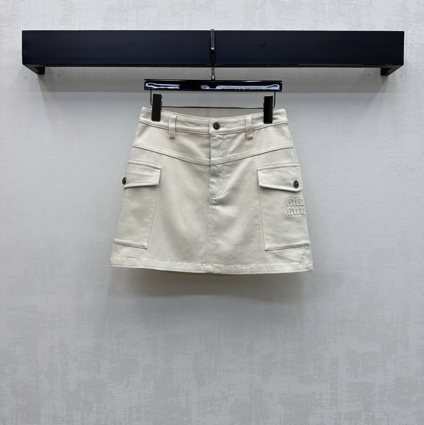 NO:869529,Miumi*2026 new product launch embroidered logo denim skirt, customized YB imported twill cotton denim material, multiple washes, crisp and stylish, symmetrical flap pocket decoration, adding layering to the look, embellished with the iconic three-dimensional letter logo design, highlighting the brand tone, fabric and accessories development, high-waist buttoned skirt tailoring, the first choice for showing legs in summer, wearing it will be the essence of your legs, lined with intimate safety shorts, high version 2 colors,,miumiu,skirts,shorts,19860909Miumi*2026新品上架绣花徽标牛仔半裙定制YB进口斜纹全棉牛仔材质 多重水洗 挺括有型 对称翻盖口袋装饰 增添造型层次感 点缀标志性立体字母徽标设计 彰显品牌调性 面辅料开发 高腰系扣短裙剪裁 夏日露腿首选 穿上就是腿精本精 内衬贴心安全短裤 高版本2色,,miumiu,skirts,shorts,,Women's clothing