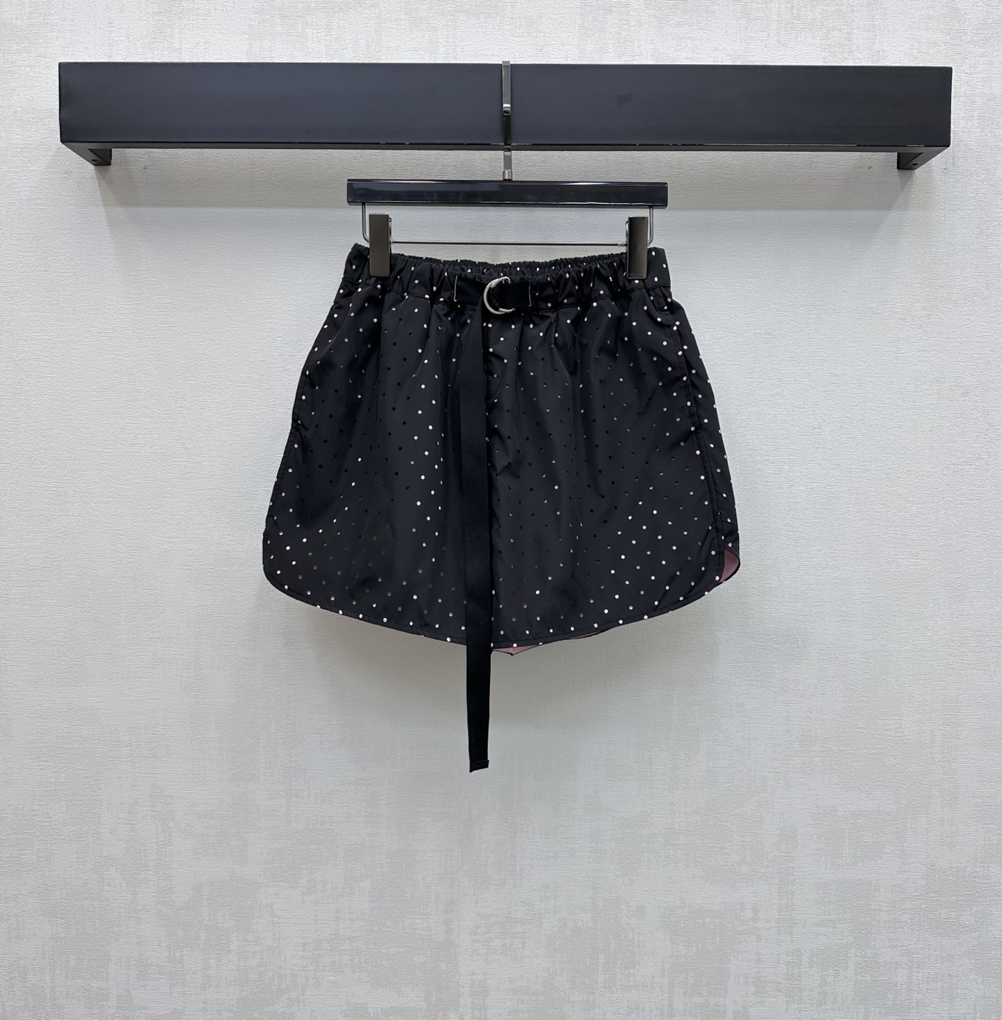 NO:871728,Louis Vuitto** 2026 new products are on the shelves. Hollow polka dot contrasting color drawstring shorts are made of YB imported nylon material. They are shiny, stiff and stylish. Classic black bottom with hollow polka dot cutting process design. Matched with pink lining and contrasting color to add layering to the look. The rear hip pockets are decorated with pink iconic letter stickers to highlight the brand's tone. The short version easily outlines the waistline and elongates the leg proportions. Development of surface accessories. Drawstring A-line shorts cut. Can be paired with jackets and jackets of the same series.  A complete set of outfits that makes you look stylish. High version, Louis Vuitton, shorts, jackets & coats, jackets & coats,19860909Louis Vuitto**2026新品上架镂空波点撞色抽绳短裤定制YB进口尼龙材质 光泽挺括有型 经典黑底镂空波点裁剪工艺设计 搭配粉色内衬撞色处理 增添造型层次感 后臀口袋点缀粉色标志性字母贴标装饰 彰显品牌调性 短款版型轻松勾勒腰线拉长腿部比例 面辅料开发 抽绳A字短裤剪裁 可搭配同系列夹克外套 成套穿搭出彩时髦  高版本,,louis vuitton,shorts,jackets & coats,jackets & coats,,Women's clothing