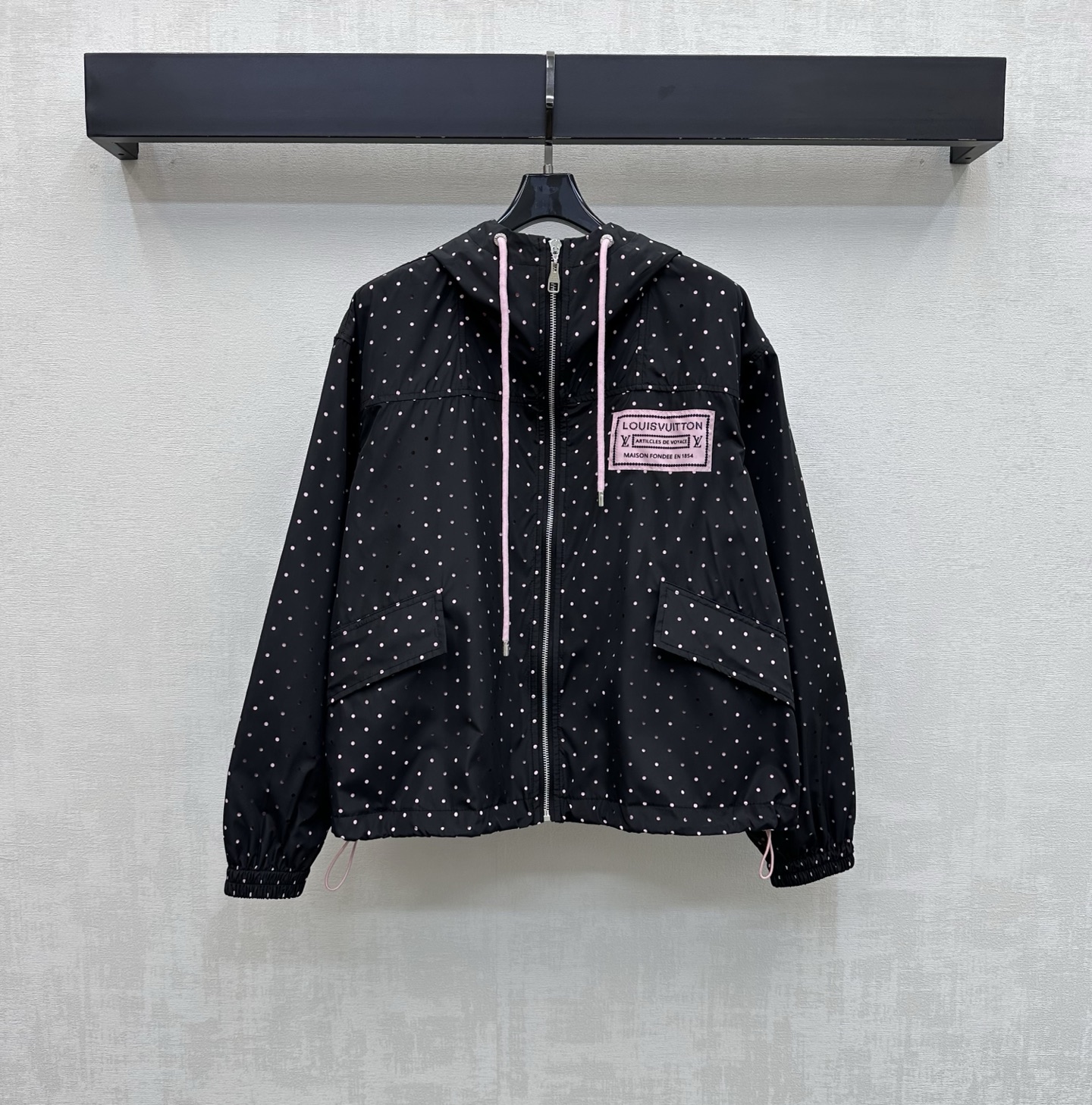 NO:871737,Louis Vuitto**2026 new products are on the shelves. Hollow polka dot contrasting color jackets are made of YB imported nylon material. They are shiny, stiff and stylish. Classic black bottom hollow polka dot cutting process design. Matched with pink lining and contrasting color treatment to add layering to the look. Decorated with pink iconic letter stickers on the chest to highlight the brand's tone. The short version easily outlines the waistline and elongates the leg proportions. Development of surface accessories. Hooded zipper jacket jacket tailoring. Can be paired with drawstring shorts of the same series.  A complete set of outfits that are stunning and fashionable. High version,,louis vuitton,shorts,jackets & coats,jackets & coats,hats,19860909Louis Vuitto**2026新品上架镂空波点撞色夹克外套定制YB进口尼龙材质 光泽挺括有型 经典黑底镂空波点裁剪工艺设计 搭配粉色内衬撞色处理 增添造型层次感 胸前点缀粉色标志性字母贴标装饰 彰显品牌调性 短款版型轻松勾勒腰线拉长腿部比例 面辅料开发 连帽拉链夹克外套剪裁 可搭配同系列抽绳短裤 成套穿搭出彩时髦  高版本,,louis vuitton,shorts,jackets & coats,jackets & coats,hats,,Women's clothing