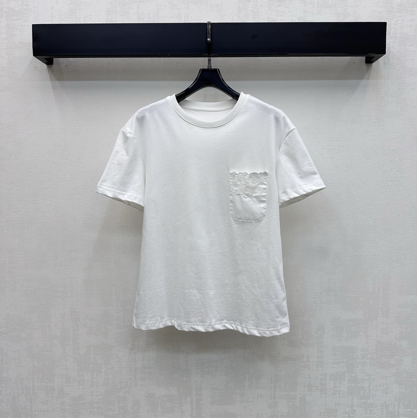 NO:871698,Louis Vuitto*2026 new products are on the shelves. Embroidered pocket short-sleeved custom YB imported twill cotton material. Soft, skin-friendly and breathable. Decorated with different fabric pocket splicing designs to add layering to the look. Iconic four-leaf clover letter hollow embroidery logo elements are embellished and decorated to highlight the brand tone. Fabric accessories development. Round neck short-sleeved T-shirt tailoring. Wear alone with high-end fashion. High version 2 colors, Louis Vuitton, T-shirt, tees, t-shirt,19860909Louis Vuitto*2026新品上架绣花口袋短袖定制YB进口斜纹全棉材质 柔软亲肤透气 饰以不同面料口袋拼接设计 增添造型层次感 标志性四叶草字母镂空刺绣徽标元素点缀装饰 彰显品牌调性 面辅料开发 圆领短袖T恤剪裁 单穿内搭高级时髦 高版本2色,,louis vuitton,T-shirt,tees，t-shirt,,Women's clothing