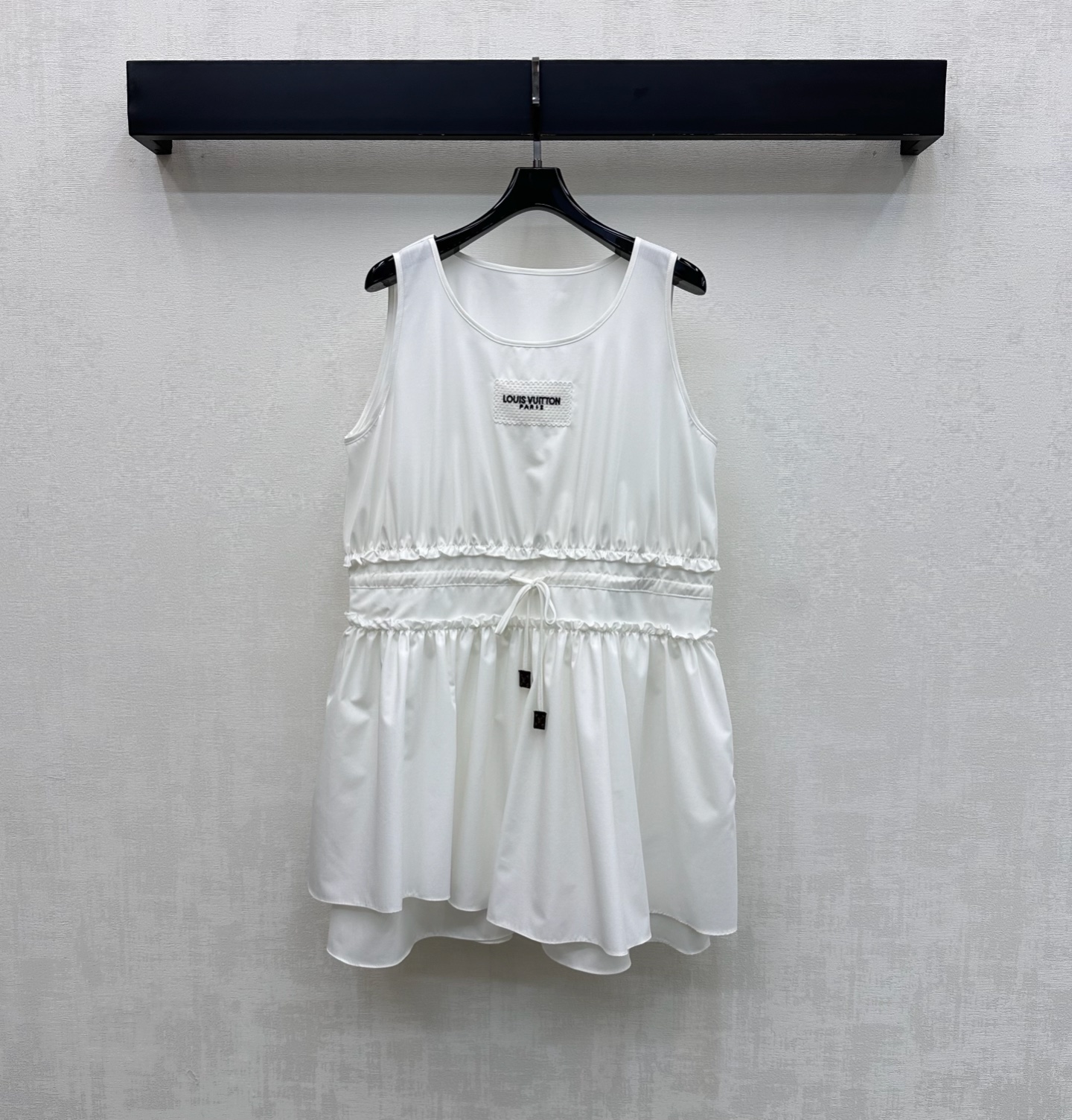 NO:871819,Louis Vuitto*2026 new arrivals Irregular drawstring tank top made of custom-made YB imported twill cotton material. The texture is crisp and delicate, breathable and skin-friendly. The whole body is made of pure tones. The skirt is adjusted with a drawstring at the waist. The multi-layer ruffled splicing irregular skirt design adds a sense of layering to the shape. The iconic embroidered letters and embroidered logo are decorated in the center of the chest to highlight the brand's tonality. Surface accessories development. Round neck tank top cut. Refreshing and advanced for daily commuting or weekend outings.  Comes with minimalist temperament, high version 2 colors, louis vuitton, skirts,19860909Louis Vuitto*2026新品上架不规则抽绳背心裙定制YB进口斜纹全棉材质 质地挺括细腻 透气亲肤 通体采用纯净色调 配合腰部抽绳调节裙身多层荷叶边拼接不规则裙摆设计 增添造型层次感 胸前居中点缀标志性绣花字母刺绣徽标装饰 彰显品牌调性 面辅料开发 圆领背心裙剪裁 日常通勤还是周末出游穿搭清爽高级 自带极简主义气质 高版本2色,,louis vuitton,skirts,,Women's clothing