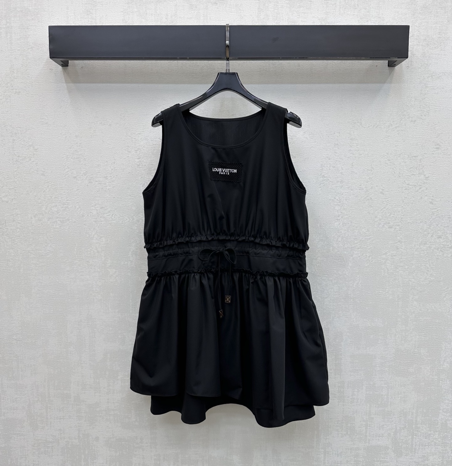 NO:871801,Louis Vuitto*2026 new arrivals Irregular drawstring tank top made of custom-made YB imported twill cotton material. The texture is crisp and delicate, breathable and skin-friendly. The whole body is made of pure tones. The skirt is adjusted with a drawstring at the waist. The multi-layer ruffled splicing irregular skirt design adds a sense of layering to the shape. The iconic embroidered letters and embroidered logo are decorated in the center of the chest to highlight the brand's tonality. Surface accessories development. Round neck tank top cut. Refreshing and advanced for daily commuting or weekend outings.  Comes with minimalist temperament, high version 2 colors, louis vuitton, skirts,19860909Louis Vuitto*2026新品上架不规则抽绳背心裙定制YB进口斜纹全棉材质 质地挺括细腻 透气亲肤 通体采用纯净色调 配合腰部抽绳调节裙身多层荷叶边拼接不规则裙摆设计 增添造型层次感 胸前居中点缀标志性绣花字母刺绣徽标装饰 彰显品牌调性 面辅料开发 圆领背心裙剪裁 日常通勤还是周末出游穿搭清爽高级 自带极简主义气质 高版本2色,,louis vuitton,skirts,,Women's clothing