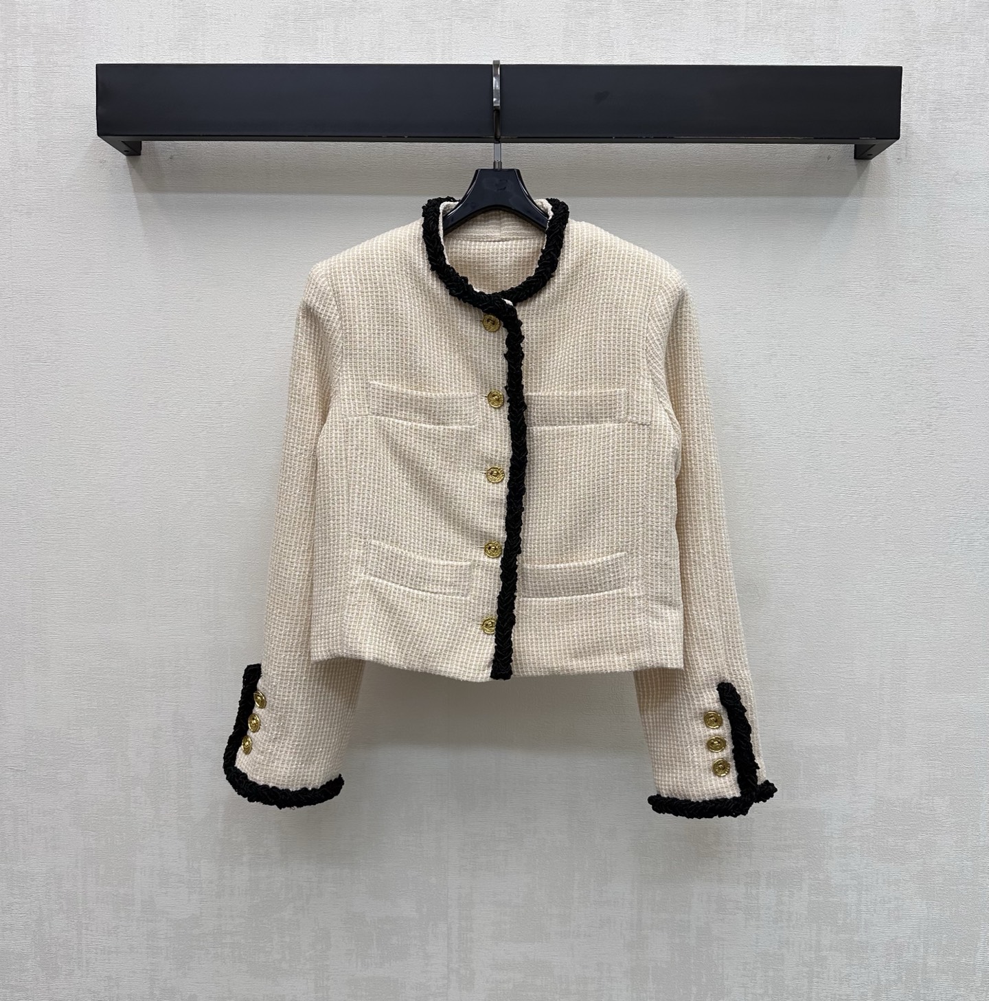 NO:871771,Chane*2026 new products on the shelves tweed woven binding jacket custom YB imported blended fabric. The texture is crisp and stylish. It feels soft and skin-friendly. It has a slightly natural texture. The classic apricot color is clean and advanced, with a gentle and elegant urban atmosphere. The collar, cuffs and placket are spliced with dark woven piping design to add layering to the look. The iconic engraved letters gold buttons for adjustment and decoration highlight the brand's tone. Development of surface accessories. Round neck dress jacket style tailoring  Can be paired with skirts from the same series to easily create a French high-end style when worn as a set. High version 36 38 40,,chanel,skirts,jackets & coats,19860909Chane*2026新品上架粗花呢编织捆边外套定制YB进口混纺面料 质地挺括有型 触感柔软亲肤 带有微微自然肌理感 经典的米杏色调干净高级 自带温婉优雅的都市氛围 领边袖口及门襟处拼接深色编织滚边设计 增添造型层次感 标志性刻印字母金色纽扣调节装饰 彰显品牌调性 面辅料开发 圆领洋装外套版型剪裁 可搭配同系列半裙 成套穿搭轻松打造法式高级风 高版本36 38 40,,chanel,skirts,jackets & coats,,Women's clothing