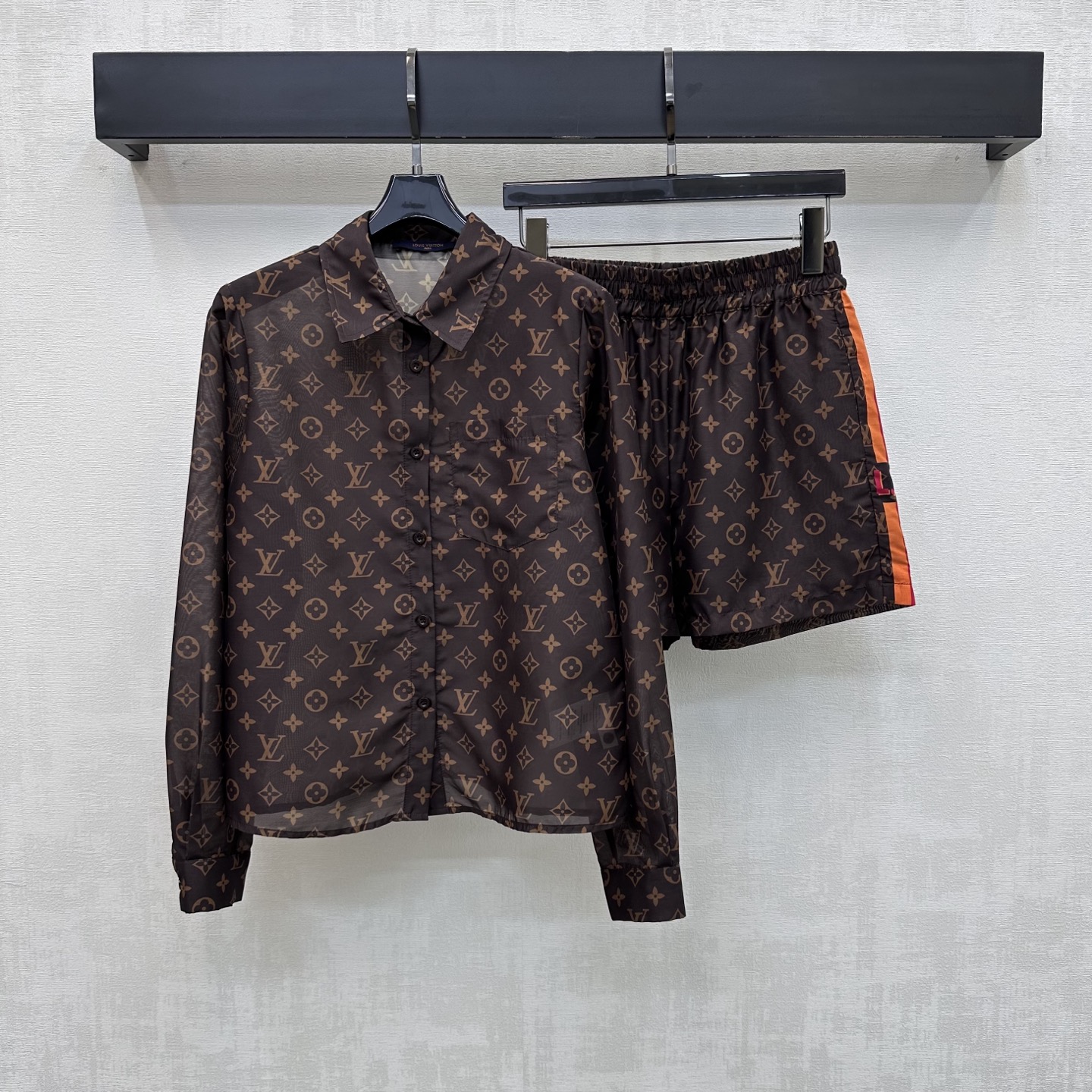 NO:871784,Louis Vuitto*2026 new arrival printed shirt and shorts suit made of custom YB imported twill material. Slim and comfortable. The iconic four-leaf clover letter logo elements are printed all over the body to highlight the brand tone. The placket button adjustment is matched with the single-side pocket decoration on the chest. Echoing the contrasting stripe design of the letters on the outside of the legs, adding layering to the look. Surface accessories development. Lapel long-sleeved shirt with elastic waist and shorts tailoring. Easy to control high-end fashion for commuting and vacation. High version, Louis  vuitton,shorts,shirts,19860909Louis Vuitto*2026新品上架印花衬衣短裤套装定制YB进口斜纹绸材质 垂顺舒适 通体满印标志性四叶草字母徽标元素 彰显品牌调性 开襟纽扣调节配合胸前单侧口袋装饰 呼应双腿外侧字母撞色条纹设计 增添造型层次感 面辅料开发 翻领长袖衬衫松紧腰短裤剪裁 通勤度假轻松驾驭高级时髦穿搭 高版本,,louis vuitton,shorts,shirts,,Women's clothing