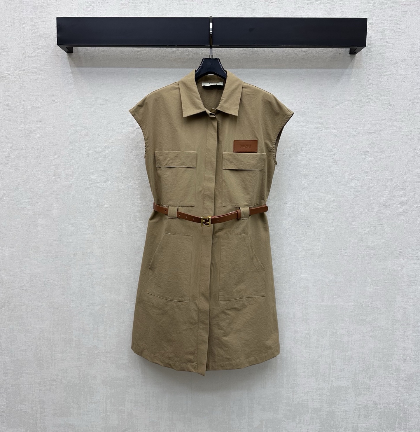 NO:872884,Fend*2026 New Arrival Lapel Belt Dress Customized YB imported suit fabric texture is crisp and stylish Classic khaki color matching is clean and high-end and does not pick the skin tone  Stylish and high-end daily commuting wear, high version, fendi, skirts, business suit,19860909Fend*2026新品上架翻领腰带连衣裙定制YB进口西装面料质地挺括有型 经典卡其配色干净高级不挑肤色 上身自带清冷优雅都市氛围 无袖版型清爽利落 配合隐藏式开襟纽扣调节皮革腰带勾勒收型设计 勾勒出曼妙腰线 增添造型层次感 胸前点缀标志性字母皮标装饰 呼应皮带细节 彰显品牌调性 面辅料开发 翻领无袖衬衣裙剪裁 日常通勤穿搭时髦高级  高版本,,fendi,skirts,business suit,,Women's clothing