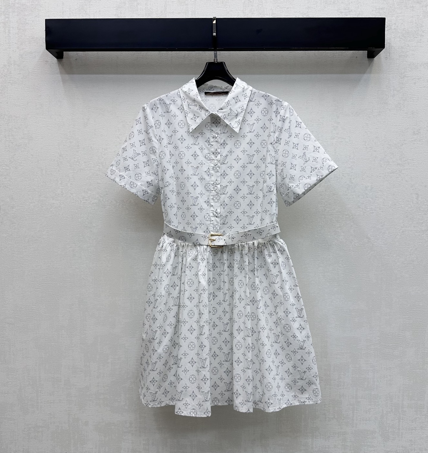 NO:872981,Louis Vuitto*2026 New Arrival Printed Belt Dress Customized YB imported twill cotton material Breathable, comfortable and stylish The iconic four-leaf clover element and letter logo pattern are printed all over the body to highlight the brand tone Half-button adjustment with pleated skirt design adds layering to the look Fabric and accessories development Lapel short-sleeved dress tailoring Simple and atmospheric commuting and vacation wear Outstanding and fashionable High version, Louis Vuitton, skirts, T-shirt,19860909Louis Vuitto*2026新品上架印花腰带连衣裙定制YB进口斜纹全棉材质 透气舒适有型 通体满印标志性四叶草元素和字母徽标图案 彰显品牌调性 半开襟纽扣调节配合压褶裙摆设计 增添造型层次感 面辅料开发 翻领短袖连衣裙剪裁 通勤度假穿搭简约大气 出彩时髦 高版本,,louis vuitton,skirts,T-shirt,,Women's clothing
