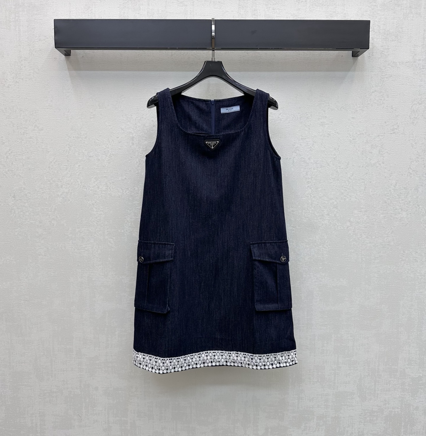 NO:872858,Prad*2026 new products on the shelves spliced denim sundress, customized YB imported twill cotton denim material, very wide, comfortable and stylish, classic navy blue minimalist and versatile, with a sense of luxury, sleeveless design, refreshing and neat, modifying the arm lines, emblazoned with the iconic metal triangle logo decoration in the center of the chest, highlighting the brand tone, the skirt uses lace contrasting splicing design, adding a sense of layering to the shape, enriching visual highlights and texture, improving the overall sophistication, surface accessories development, sleeveless straight dress tailoring  Wear high-end fashion high version, prada, skirts,19860909Prad*2026新品上架拼接牛仔背心裙定制YB进口斜纹全棉牛仔材质挺阔舒适有型 经典藏青色极简百搭 自带高级感 无袖版型设计清爽利落 修饰手臂线条 胸前居中点缀标志性金属三角徽标装饰 彰显品牌调性 裙摆沿用蕾丝花边撞色拼接设计 增添造型层次感 丰富视觉亮点与质感 提升整体精致度 面辅料开发 无袖直筒连衣裙剪裁 穿搭高级时髦   高版本,,prada,skirts,,Women's clothing