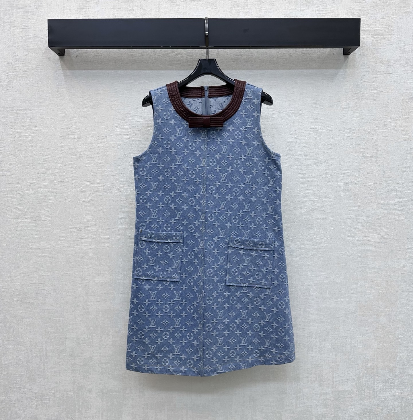 NO:872817,Louis Vuitto* 2026 new products on the shelves Leather collar jacquard denim vest dress customized YB imported twill cotton denim material Full of texture Repeated enzyme washing process is not easy to dye and discolor The ready-made garments are covered with the iconic four-leaf clover jacquard letter logo elements to highlight the brand's tone. Contrasting color leather splicing design is embellished with bow decoration to add a sense of layering to the look. Simple and high-end fabrics development Round-neck straight vest dress tailoring Retro and fashionable for daily commuting and dating  high version,,louis vuitton,skirts,19860909Louis Vuitto*2026新品上架皮领提花牛仔背心裙定制YB进口斜纹全棉牛仔材质 质感十足 反复酵素水洗工艺处理 不易染色脱色 成衣铺满标志性四叶草提花字母徽标元素 彰显品牌调性 配合撞色皮革拼接设计点缀蝴蝶结装饰 增添造型层次感 简约高级 面辅料开发 圆领直筒背心裙剪裁 日常通勤约会穿搭复古时髦 高版本,,louis vuitton,skirts,,Women's clothing
