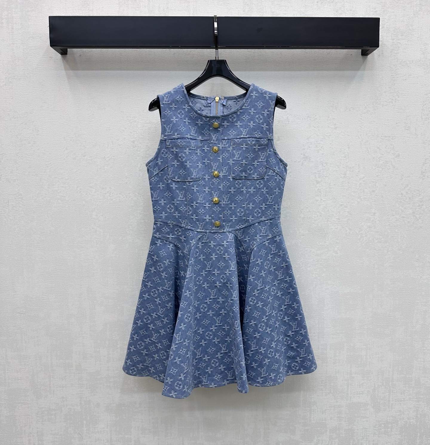 NO:872902,Louis Vuitto*2026 new arrivals jacquard denim sundress, customized YB imported twill cotton denim material, full of texture, treated with repeated enzyme washing process, not easy to dye and discolor, ready-to-wear is covered with the iconic four-leaf clover jacquard letter logo elements, highlighting the brand tone, engraved metal buttons for embellishment, with waist pleated skirt cutting design, adding layering to the look, simple and advanced, development of surface accessories, round neck sleeveless dress tailoring, retro and fashionable for daily commuting and dating.  high version,,louis vuitton,skirts,19860909Louis Vuitto*2026新品上架提花牛仔背心裙定制YB进口斜纹全棉牛仔材质 质感十足 反复酵素水洗工艺处理 不易染色脱色 成衣铺满标志性四叶草提花字母徽标元素 彰显品牌调性 刻印金属纽扣点缀装饰 配合收腰压褶裙摆裁剪设计 增添造型层次感 简约高级 面辅料开发 圆领无袖连衣裙剪裁 日常通勤约会穿搭复古时髦 高版本,,louis vuitton,skirts,,Women's clothing