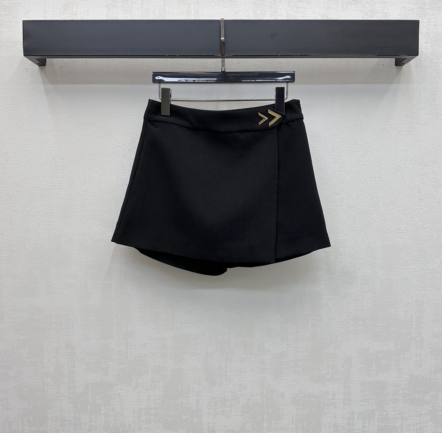 NO:872881,Valentin*2026 new products are on the shelves. One-piece logo culottes are customized with YB imported material. The texture is draped and high-end. Simple solid color decorated with iconic metal V logo to highlight the brand tone. Use hidden button adjustment design. With one-piece splicing and cutting process, add layering to the look. Surface accessories development. High-waisted short culottes cut. Casual matching to create an atmosphere. High version 2 colors, valentino, skirts,19860909Valentin*2026新品上架一片式徽标裙裤定制YB进口材质 质感垂顺高级 简约纯色饰以标志性金属V标点缀装饰 彰显品牌调性 沿用隐藏式纽扣调节设计 配合一片式拼接裁剪处理 增添造型层次感 面辅料开发 高腰短裙裤版型剪裁 随意搭配营造出氛围感穿搭  高版本2色,,valentino,skirts,,Women's clothing