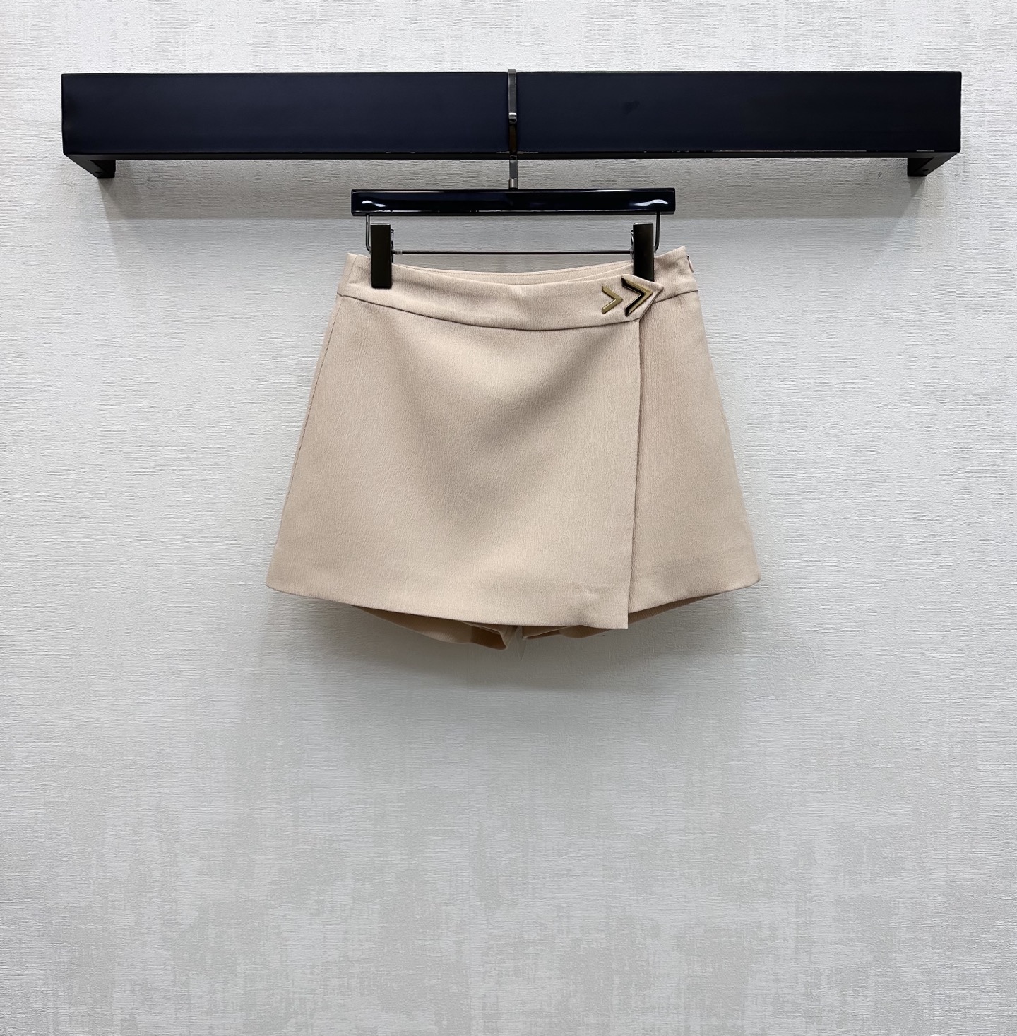 NO:872856,Valentin*2026 new products are on the shelves. One-piece logo culottes are customized with YB imported material. The texture is draped and high-end. Simple solid color decorated with iconic metal V logo to highlight the brand tone. Use hidden button adjustment design. With one-piece splicing and cutting process, add layering to the look. Surface accessories development. High-waisted short culottes cut. Casual matching to create an atmosphere. High version 2 colors, valentino, skirts,19860909Valentin*2026新品上架一片式徽标裙裤定制YB进口材质 质感垂顺高级 简约纯色饰以标志性金属V标点缀装饰 彰显品牌调性 沿用隐藏式纽扣调节设计 配合一片式拼接裁剪处理 增添造型层次感 面辅料开发 高腰短裙裤版型剪裁 随意搭配营造出氛围感穿搭  高版本2色,,valentino,skirts,,Women's clothing