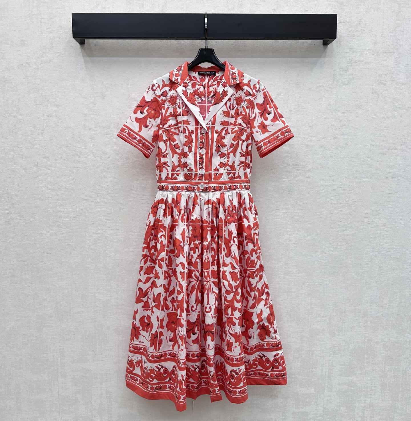 NO:872844,DG*2026 New Arrival Baroque Print Dress Customized YB imported twill cotton material Light and breathable texture Soft and skin-friendly Large-area retro red Baroque pattern print pattern Highlights brand tone Half-platform button adjustment design and pleated skirt cutting processing Surface accessories development Lapel short-sleeved dress tailoring Easily create an Italian retro style High version, skirts, T-shirt,19860909DG*2026新品上架巴洛克印花连衣裙定制YB进口斜纹全棉材质 质地轻盈透气 触感软糯亲肤 通体大面积复古红巴洛克花纹印花图案 彰显品牌调性 半开襟纽扣调节设计与压褶裙摆裁剪处理 面辅料开发 翻领短袖连衣裙剪裁 穿搭轻松打造意式复古风  高版本,,skirts,T-shirt,,Women's clothing