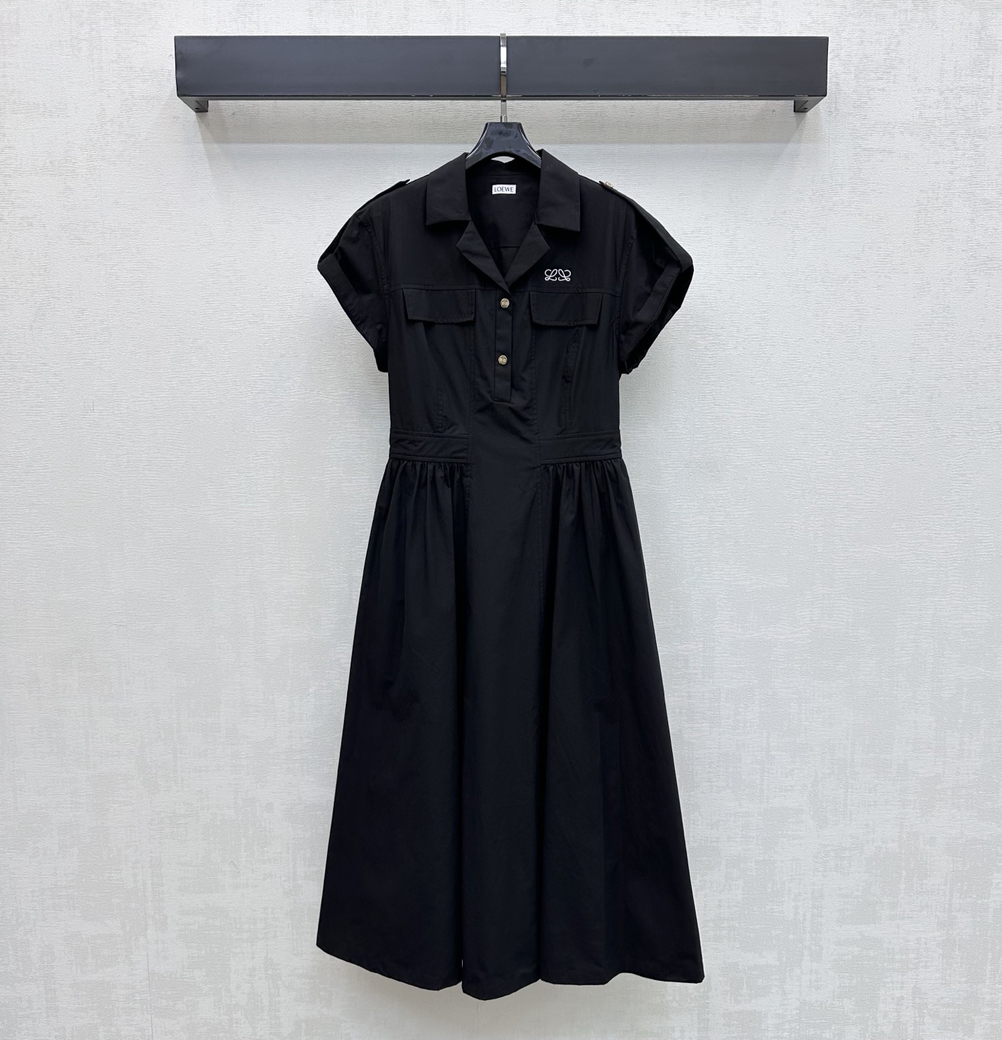 NO:874388,Loew*2026 New Arrival Logo Belt Dress Customized YB Imported Cotton Material Texture Glossy Draping and Stylish Use Half Placket Engraved Metal Buttons to Adjust Pleated Skirt Clean Cutting Design Adds Layering to the Style Signature Embroidered Logo Decoration on the Chest Highlights Brand Tonality Simple, High-end and Long-lasting Presenting a Casual Wearing Style Surface Accessories Development Lapel Short Sleeve Dress Tailoring Fashionable and Western Style  High version 2 colors, loewe, skirts, T-shirt,19860909Loew*2026新品上架徽标腰带连衣裙定制YB进口棉纶材质 质感光泽垂顺有型 沿用半开襟刻印金属纽扣调节压褶裙摆利落裁剪设计 增添造型层次感 胸口点缀标志性刺绣徽标装饰 彰显品牌调性 简约高级耐看呈现随性穿搭风格 面辅料开发 翻领短袖连衣裙剪裁 穿搭时髦洋气  高版本2色,,loewe,skirts,T-shirt,,Women's clothing
