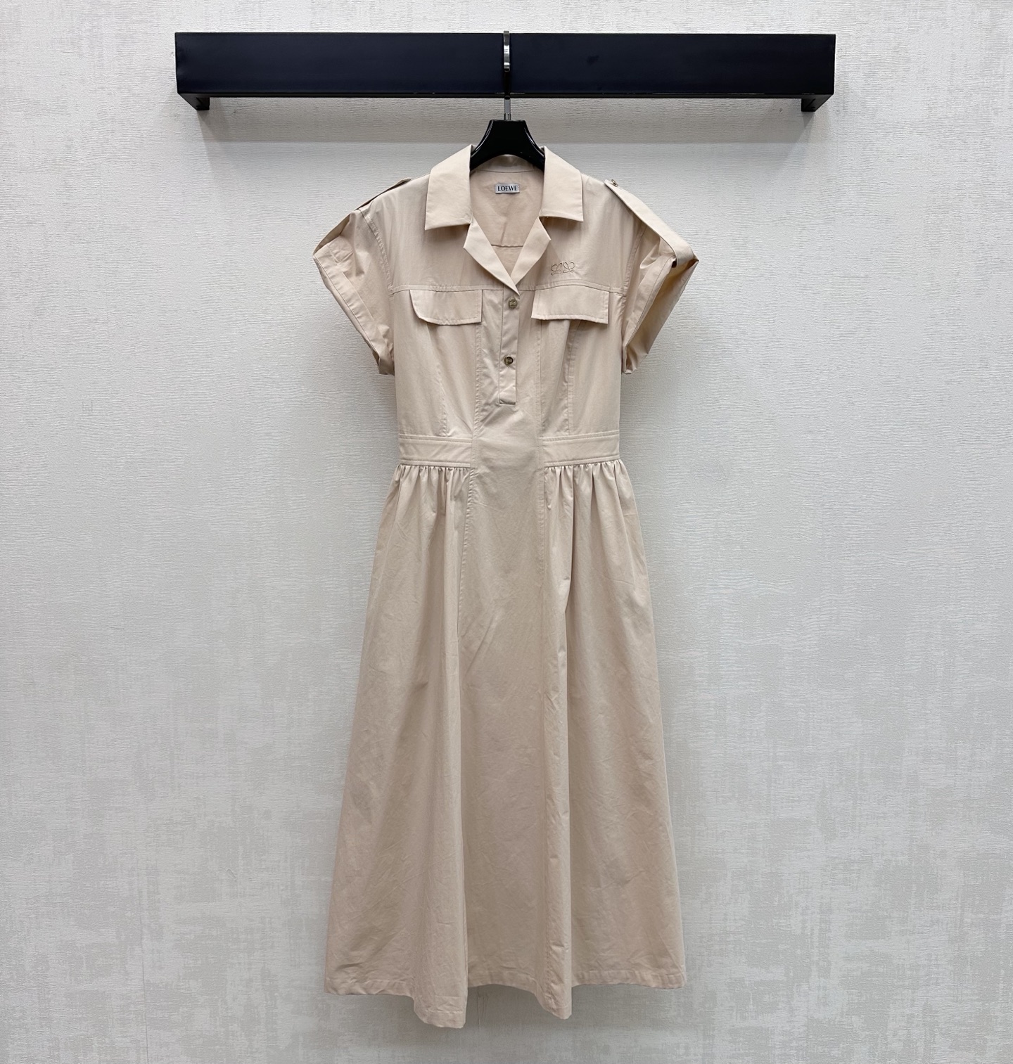 NO:874401,Loew*2026 New Arrival Logo Belt Dress Customized YB Imported Cotton Material Texture Glossy Draping and Stylish Use Half Placket Engraved Metal Buttons to Adjust Pleated Skirt Clean Cutting Design Adds Layering to the Style Signature Embroidered Logo Decoration on the Chest Highlights Brand Tonality Simple, High-end and Long-lasting Presenting a Casual Wearing Style Surface Accessories Development Lapel Short Sleeve Dress Tailoring Fashionable and Western Style  High version 2 colors, loewe, skirts, T-shirt,19860909Loew*2026新品上架徽标腰带连衣裙定制YB进口棉纶材质 质感光泽垂顺有型 沿用半开襟刻印金属纽扣调节压褶裙摆利落裁剪设计 增添造型层次感 胸口点缀标志性刺绣徽标装饰 彰显品牌调性 简约高级耐看呈现随性穿搭风格 面辅料开发 翻领短袖连衣裙剪裁 穿搭时髦洋气  高版本2色,,loewe,skirts,T-shirt,,Women's clothing