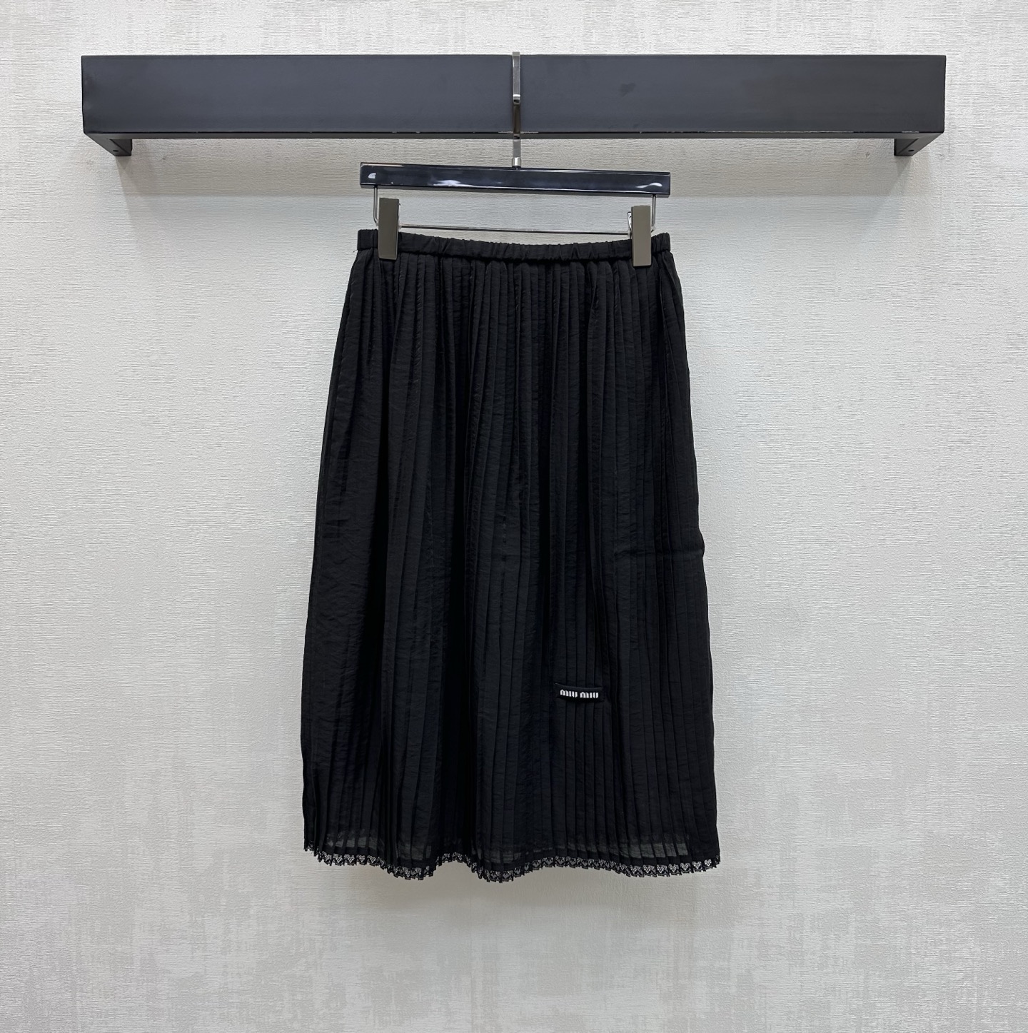 NO:874376,Miumi*2026 new arrivals Lace splicing pleated skirt customized YB imported light drape fabric soft and smooth texture with slightly natural pleated texture High waist elastic adjustment design accommodates various body shapes Easily outline the graceful waistline Combined with the pleated skirt to extend the vision vertically Add a sense of layering to create a sense of elegance and agility Delicate lace splicing at the skirt echoes the iconic letter logo decoration Highlights the brand's tone Improves overall sophistication Development of surface and accessories  High-waist pleated skirt cut, casually matched for daily commuting to create a French high-end style, high version 2 colors,,miumiu,skirts,19860909Miumi*2026新品上架蕾丝拼接百褶半裙定制YB进口轻薄垂坠面料 质地柔软顺滑 带有微微自然褶皱肌理感 高腰松紧调节设计包容各种身材 轻松勾勒曼妙腰线 配合百褶裙身纵向延伸视觉 增添造型层次感 打造飘逸感与灵动感 裙摆处拼接细腻蕾丝花边 呼应标志性字母徽标装饰 彰显品牌调性 提升整体精致度 面辅料开发 高腰百褶半身裙剪裁 日常通勤随意搭配穿搭轻松打造法式高级风  高版本2色,,miumiu,skirts,,Women's clothing