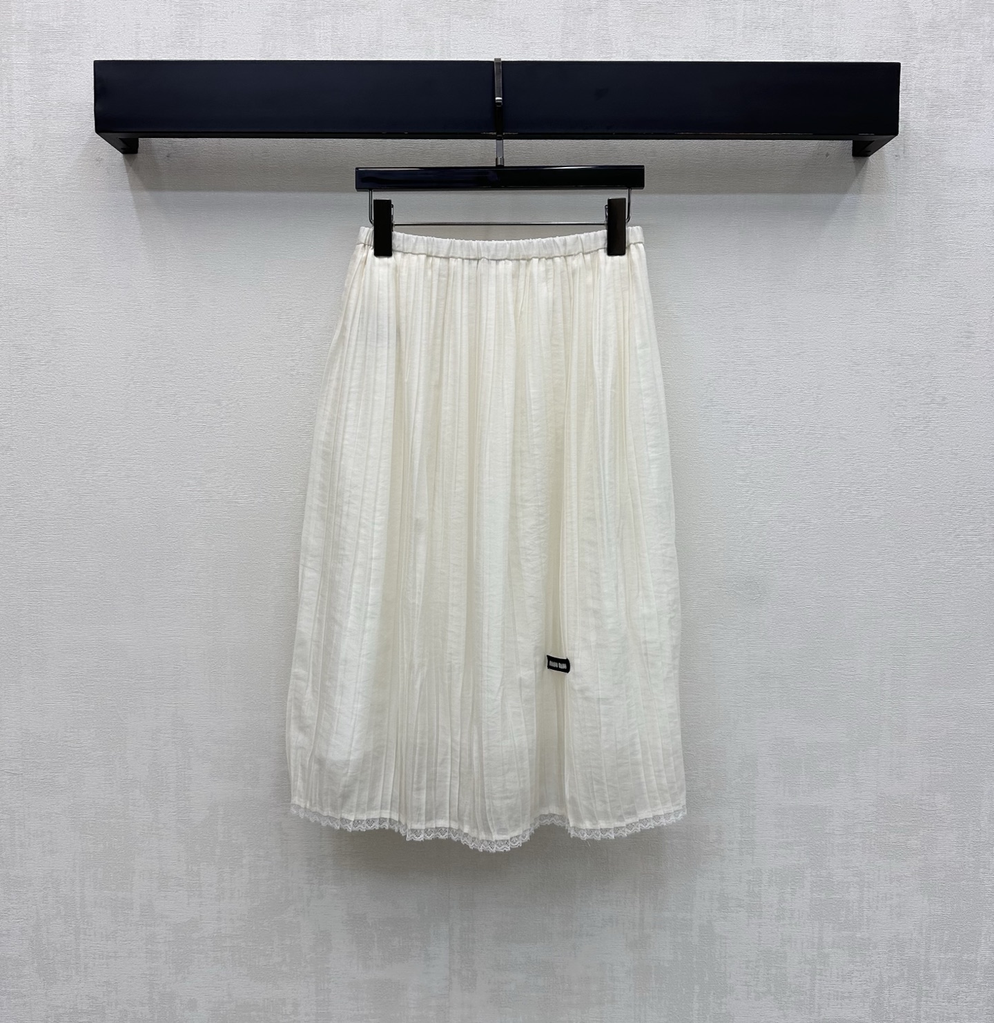 NO:874362,Miumi*2026 new arrivals Lace splicing pleated skirt customized YB imported light drape fabric soft and smooth texture with slightly natural pleated texture High waist elastic adjustment design accommodates various body shapes Easily outline the graceful waistline Combined with the pleated skirt to extend the vision vertically Add a sense of layering to create a sense of elegance and agility Delicate lace splicing at the skirt echoes the iconic letter logo decoration Highlights the brand's tone Improves overall sophistication Development of surface and accessories  High-waist pleated skirt cut, casually matched for daily commuting to create a French high-end style, high version 2 colors,,miumiu,skirts,19860909Miumi*2026新品上架蕾丝拼接百褶半裙定制YB进口轻薄垂坠面料 质地柔软顺滑 带有微微自然褶皱肌理感 高腰松紧调节设计包容各种身材 轻松勾勒曼妙腰线 配合百褶裙身纵向延伸视觉 增添造型层次感 打造飘逸感与灵动感 裙摆处拼接细腻蕾丝花边 呼应标志性字母徽标装饰 彰显品牌调性 提升整体精致度 面辅料开发 高腰百褶半身裙剪裁 日常通勤随意搭配穿搭轻松打造法式高级风  高版本2色,,miumiu,skirts,,Women's clothing