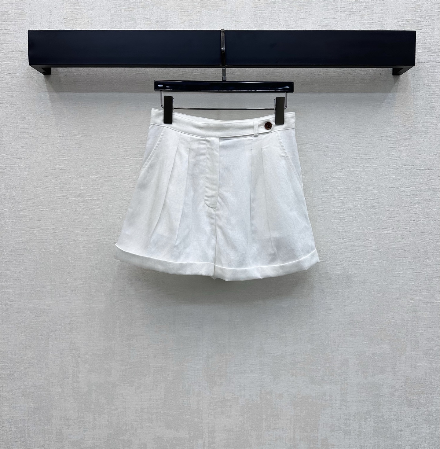 NO:874392,LP*2026 new products are on the shelves, old money style linen fold-over shorts, customized YB imported linen fabric, light and breathable texture, dry and skin-friendly, with unique texture of natural fiber and micro-wrinkle effect. The upper body has a high-end, lazy and quiet luxury atmosphere. Loose wide-leg version with fold-up trouser leg design, covering the flesh invisible, excellent drape, visually elongating the leg line, making you look taller and slimmer. Development of surface accessories. High-waisted buttoned shorts tailoring  Wear casually and easily create old-money high-end style. Elegant and casual. High version, loro piana, shorts,19860909LP*2026新品上架老钱风亚麻翻折短裤定制YB进口亚麻面料 质地轻盈透气 触感干爽亲肤 带有天然纤维的独特肌理感与微皱效果 上身自带高级慵懒的静奢氛围 宽松阔腿版型配合翻折裤脚设计 遮肉于无形 垂坠感极佳 视觉上拉长腿部线条 显高显瘦 面辅料开发 高腰系扣短裤剪裁 随意穿搭轻松打造老钱高级风 优雅又随性 高版本,,loro piana,shorts,,Women's clothing