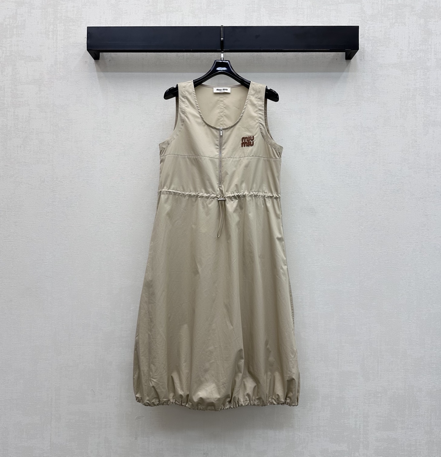 NO:874415,Miumi*2026 New Arrivals Logo Drawstring Tank Top Dress Customized YB Imported Cotton Material Soft and Waxy Texture Breathable and Drapey and Stylish Use the Half Front Zipper to Open and Close the Waist and Adjustable Drawstrings Combined with the neat tailoring of the hem to add layering to the look. Leather logo decoration with iconic letters on the chest highlights the brand's tone. Simple, high-end and durable, presenting a casual style. Development of surface accessories. Round neck sleeveless dress tailoring for a fashionable and stylish look.  High version,,miumiu,skirts,19860909Miumi*2026新品上架徽标抽绳背心裙定制YB进口棉纶材质 质感软糯透气垂顺有型 沿用半前襟拉链开合腰部可调节抽绳 配合下摆束口利落裁剪设计 增添造型层次感 胸前点缀标志性字母皮革徽标装饰 彰显品牌调性 简约高级耐看呈现随性穿搭风格 面辅料开发 圆领无袖连衣裙剪裁 穿搭时髦洋气 高版本,,miumiu,skirts,,Women's clothing
