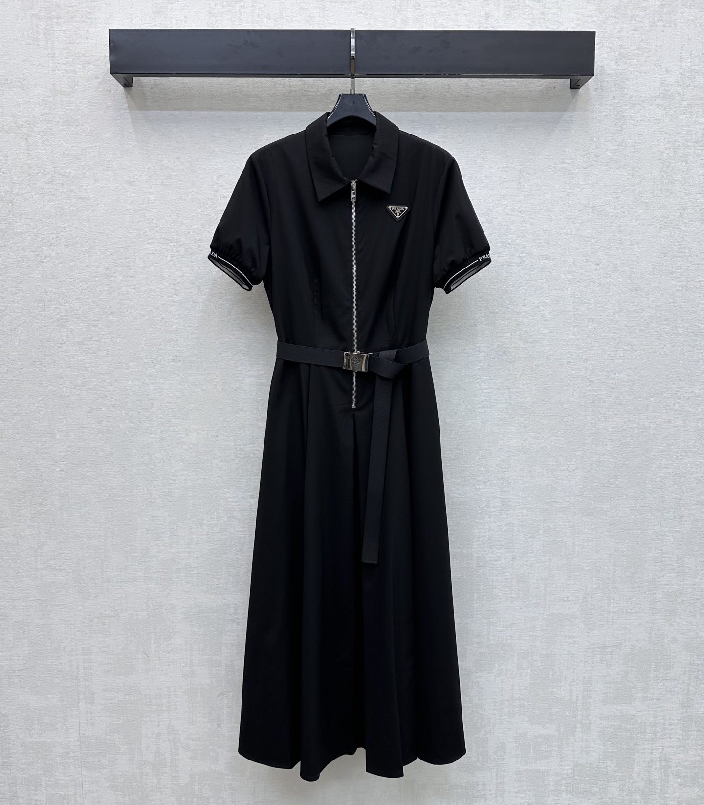NO:875770,Prad*2026 New Arrival Lapel Belt Dress Customized YB Imported Tencel Cotton Material Comfortable, Breathable and Stylish Metal Triangle Logo Decorated with Iconic Letters on the Chest Highlights Brand Tonality Half-open zipper adjustment and buckle webbing waist design add layering to the look Outline the waistline and elongate the proportions of the lower body, visually making you appear taller Contrast color threads on the cuffs tighten individuality and eye-catching effect Full marks for age reduction effect Surface accessories development Lapel short-sleeved dress tailoring  High-end and fashionable daily commuting wear, high version 2 colors, prada, skirts, T-shirt,19860909Prad*2026新品上架翻领腰带连衣裙定制YB进口天丝棉纶材质 舒适透气有型 胸前点缀标志性字母金属三角徽标装饰 彰显品牌调性 半开襟拉链调节配合卡扣织带收腰设计 增添造型层次感 勾勒腰线拉长下半身比例 视觉上更显高挑 袖口撞色螺纹收紧个性吸睛 减龄效果满分 面辅料开发 翻领短袖连衣裙剪裁 日常通勤穿搭高级时髦 高版本2色,,prada,skirts,T-shirt,,Women's clothing