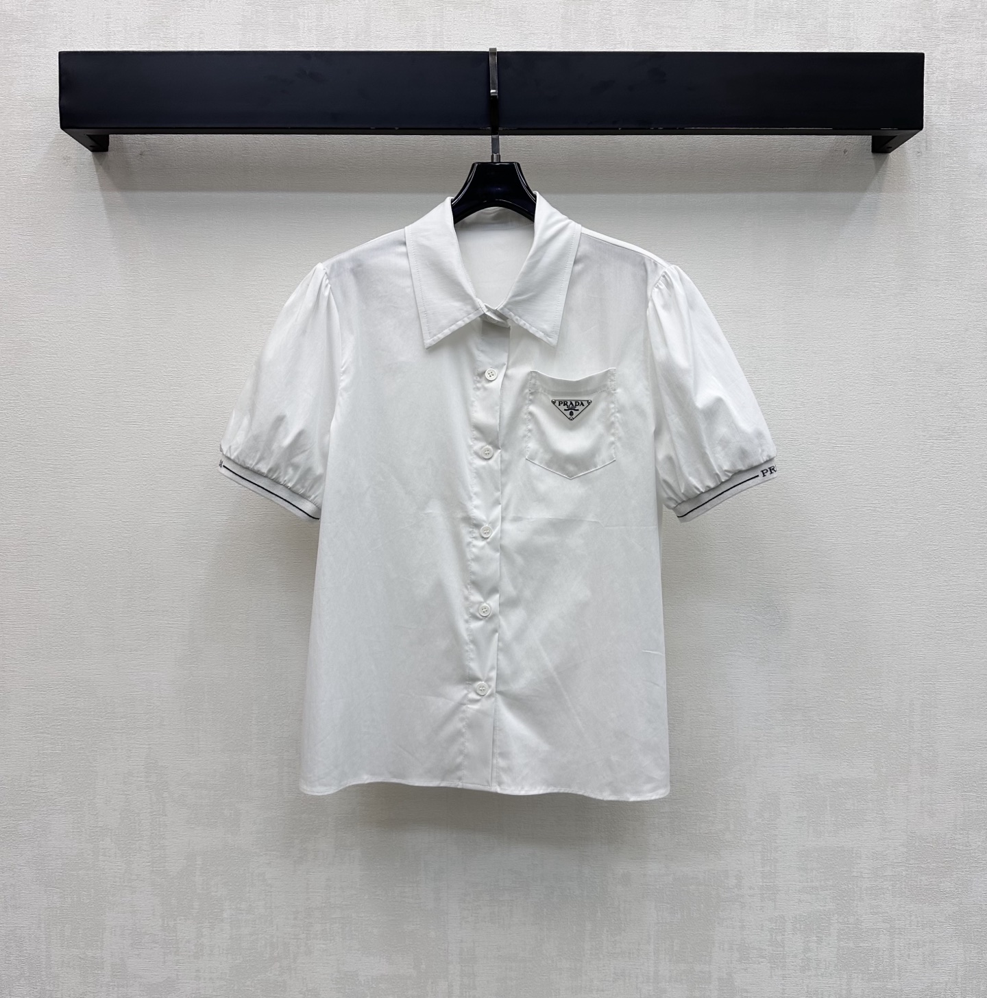 NO:875794,Prad*2026 new arrivals, lapel short-sleeved shirts, custom-made YB imported twill cotton material, breathable and comfortable, full of texture, round button adjustment on the placket and contrasting thread tightening design on the cuffs, adding layering to the look. The chest pocket is decorated with the iconic letter triangle logo to highlight the brand tone. Development of fabric accessories. Lapel short-sleeved shirt tailoring. Can be paired with skirts of the same series. High-end fashion for daily commuting. High version 2 colors, prada, skirts, T-shirt,19860909Prad*2026新品上架翻领短袖衬衣定制YB进口斜纹全棉材质 透气舒适 质感十足 开襟圆扣调节配合袖口撞色螺纹收紧设计 增添造型层次感 胸前口袋点缀标志性字母三角徽标装饰 彰显品牌调性 面辅料开发 翻领短袖衬衣剪裁 可搭配同系列半裙 日常通勤穿搭高级时髦 高版本2色,,prada,skirts,T-shirt,,Women's clothing