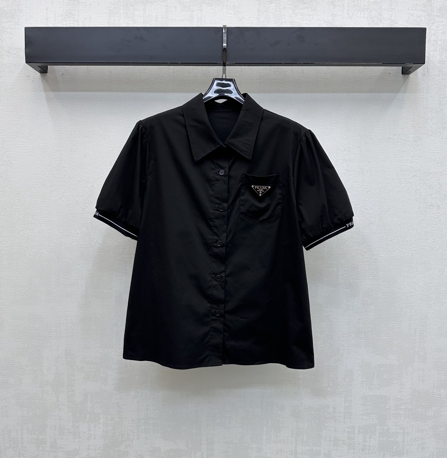 NO:875788,Prad*2026 new arrivals, lapel short-sleeved shirts, custom-made YB imported twill cotton material, breathable and comfortable, full of texture, round button adjustment on the placket and contrasting thread tightening design on the cuffs, adding layering to the look. The chest pocket is decorated with the iconic letter triangle logo to highlight the brand tone. Development of fabric accessories. Lapel short-sleeved shirt tailoring. Can be paired with skirts of the same series. High-end fashion for daily commuting. High version 2 colors, prada, skirts, T-shirt,19860909Prad*2026新品上架翻领短袖衬衣定制YB进口斜纹全棉材质 透气舒适 质感十足 开襟圆扣调节配合袖口撞色螺纹收紧设计 增添造型层次感 胸前口袋点缀标志性字母三角徽标装饰 彰显品牌调性 面辅料开发 翻领短袖衬衣剪裁 可搭配同系列半裙 日常通勤穿搭高级时髦 高版本2色,,prada,skirts,T-shirt,,Women's clothing