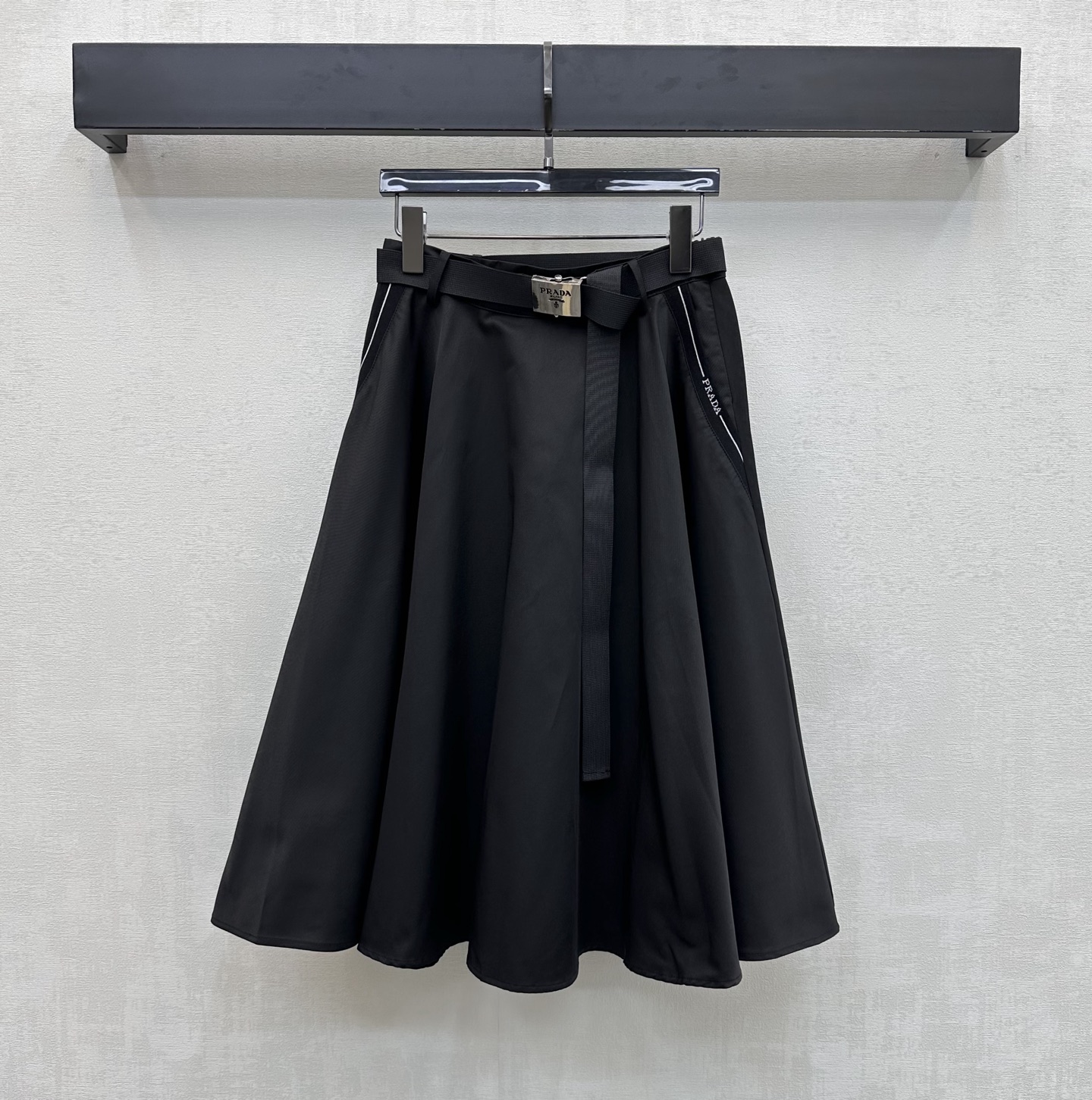 NO:875806,Prad*2026 New Product Belt Pleated Skirt Customized YB imported cotton material Comfortable, breathable and stylish Decorated with the iconic letter metal letter buckle webbing adjustment decoration Highlights the brand tone Symmetrical contrasting thread pocket design Combined with umbrella skirt details to add layering to the look Outline the waistline to elongate the proportions of the lower body Visually appear taller Full marks for age reduction effect Surface accessories development High waisted pleated skirt cut Can be paired with shirts of the same series  High-end and fashionable daily commuting wear, high version 2 colors, prada, skirts,19860909Prad*2026新品上架腰带压褶半裙定制YB进口棉纶材质 舒适透气有型 饰以标志性字母金属字母卡扣织带调节装饰 彰显品牌调性 对称撞色螺纹插兜口袋设计 配合伞状裙摆细节 增添造型层次感 勾勒腰线拉长下半身比例 视觉上更显高挑 减龄效果满分 面辅料开发 高腰压褶半裙剪裁 可搭配同系列衬衣 日常通勤穿搭高级时髦 高版本2色,,prada,skirts,,Women's clothing