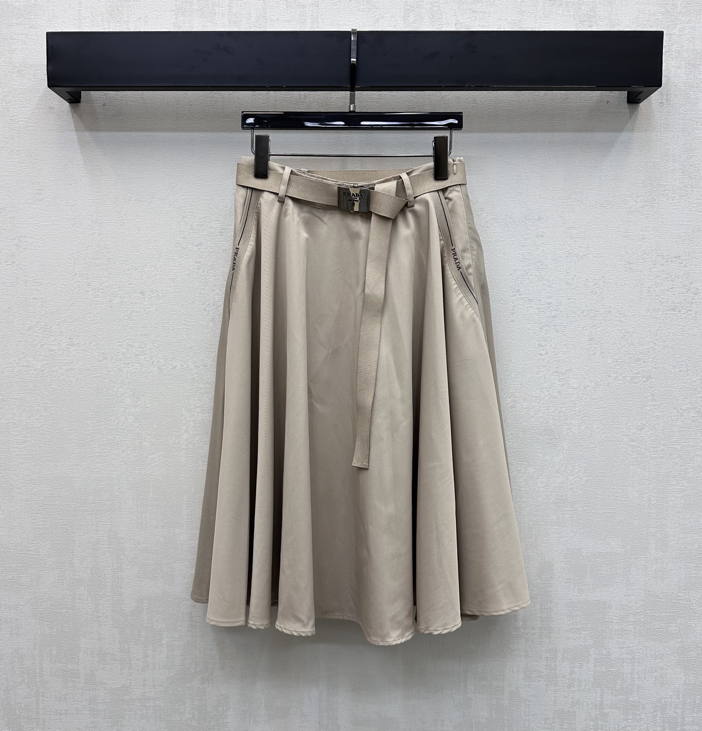 NO:875800,Prad*2026 New Product Belt Pleated Skirt Customized YB imported cotton material Comfortable, breathable and stylish Decorated with the iconic letter metal letter buckle webbing adjustment decoration Highlights the brand tone Symmetrical contrasting thread pocket design Combined with umbrella skirt details to add layering to the look Outline the waistline to elongate the proportions of the lower body Visually appear taller Full marks for age reduction effect Surface accessories development High waisted pleated skirt cut Can be paired with shirts of the same series  High-end and fashionable daily commuting wear, high version 2 colors, prada, skirts,19860909Prad*2026新品上架腰带压褶半裙定制YB进口棉纶材质 舒适透气有型 饰以标志性字母金属字母卡扣织带调节装饰 彰显品牌调性 对称撞色螺纹插兜口袋设计 配合伞状裙摆细节 增添造型层次感 勾勒腰线拉长下半身比例 视觉上更显高挑 减龄效果满分 面辅料开发 高腰压褶半裙剪裁 可搭配同系列衬衣 日常通勤穿搭高级时髦 高版本2色,,prada,skirts,,Women's clothing