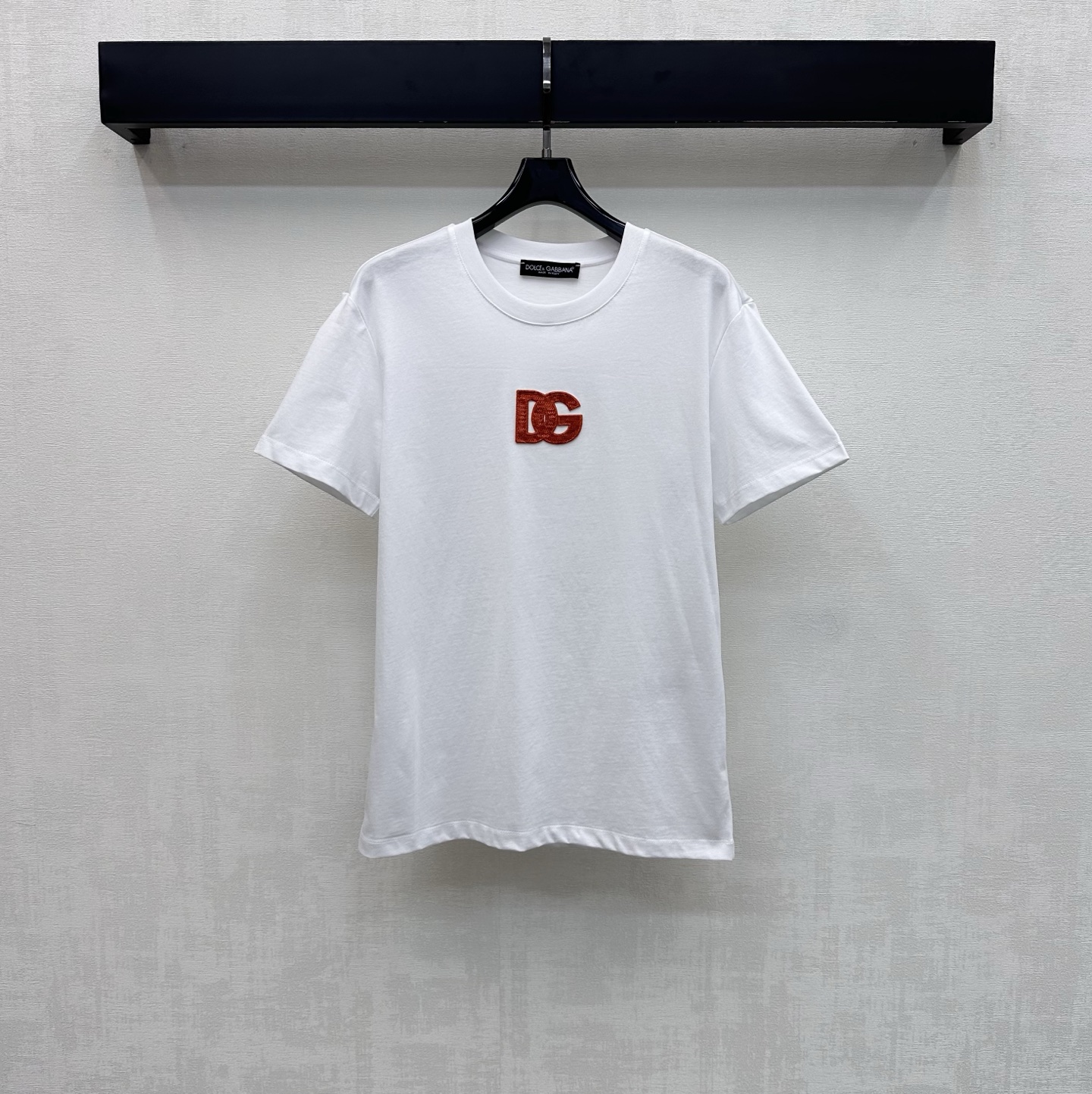 NO:876947,DG*2026 new product on the shelves, short-sleeved with letter logo, custom-made YB imported twill cotton material, soft and skin-friendly, breathable, three-dimensional logo decoration with iconic letters in the center of the chest, highlighting the brand tone, development of surface accessories, round neck short-sleeved T-shirt tailoring, single wear and layering, fashionable, high version, T-shirt, tees, t-shirt,19860909DG*2026新品上架字母徽标短袖定制YB进口斜纹全棉材质 柔软亲肤透气 胸前居中点缀标志性字母立体徽标装饰 彰显品牌调性 面辅料开发 圆领短袖T恤剪裁 单穿叠穿出彩时髦  高版本,,T-shirt,tees，t-shirt,,Women's clothing
