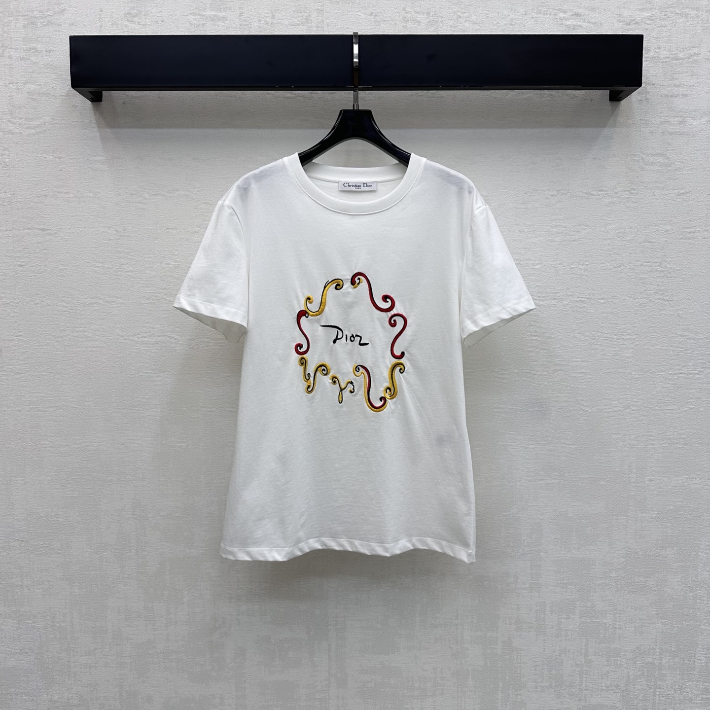 NO:876979,Dio*2026 new product launch, embroidered logo short-sleeved custom YB imported twill cotton material, soft and skin-friendly, breathable, iconic floral letter embroidery logo decoration in the center of the chest, highlighting the brand tone, combined with contrasting embroidery technology to surround the design with lines, adding a sense of layering to the look. Surface accessories development, round neck short-sleeved T-shirt tailoring, single wear and layering, stylish, high version, dior, T-shirt, tees, t-shirt,19860909Dio*2026新品上架刺绣徽标短袖定制YB进口斜纹全棉材质 柔软亲肤透气 胸前居中点缀标志性花体字母刺绣徽标装饰 彰显品牌调性 配合撞色刺绣工艺线条包围设计 增添造型层次感 面辅料开发 圆领短袖T恤剪裁 单穿叠穿出彩时髦 高版本,,dior,T-shirt,tees，t-shirt,,Women's clothing