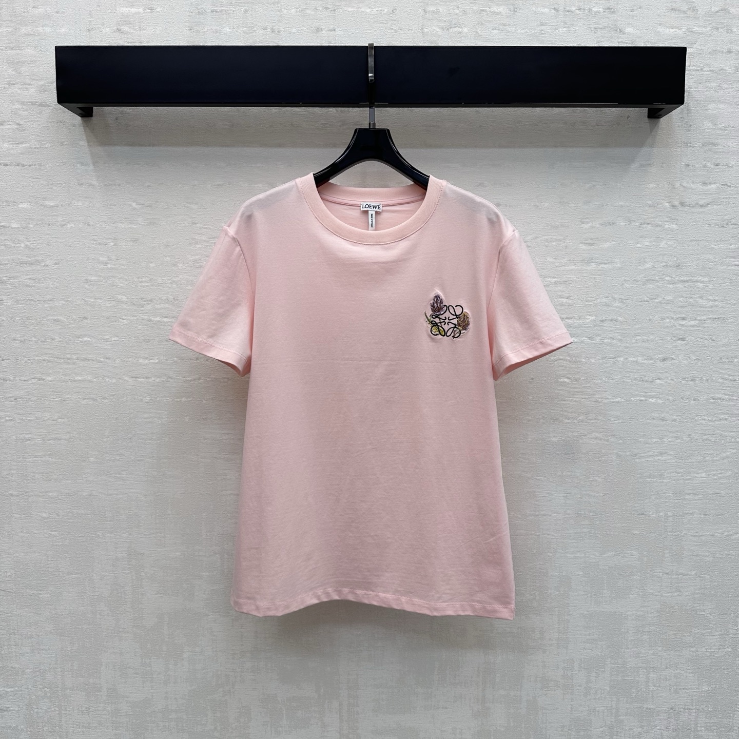 NO:876973,Loew*2026 new product launch, short-sleeved embroidered logo, customized YB imported twill cotton material, soft and skin-friendly, breathable, iconic contrasting embroidered logo decoration on the chest, highlighting the brand tone, development of surface accessories, round neck short-sleeved T-shirt tailoring, single wear and layering, stylish, high version 2 colors, loewe, T-shirt, tees, t-shirt,19860909Loew*2026新品上架刺绣徽标短袖定制YB进口斜纹全棉材质 柔软亲肤透气 胸前点缀标志性撞色刺绣徽标装饰 彰显品牌调性 面辅料开发 圆领短袖T恤剪裁 单穿叠穿出彩时髦  高版本2色,,loewe,T-shirt,tees，t-shirt,,Women's clothing