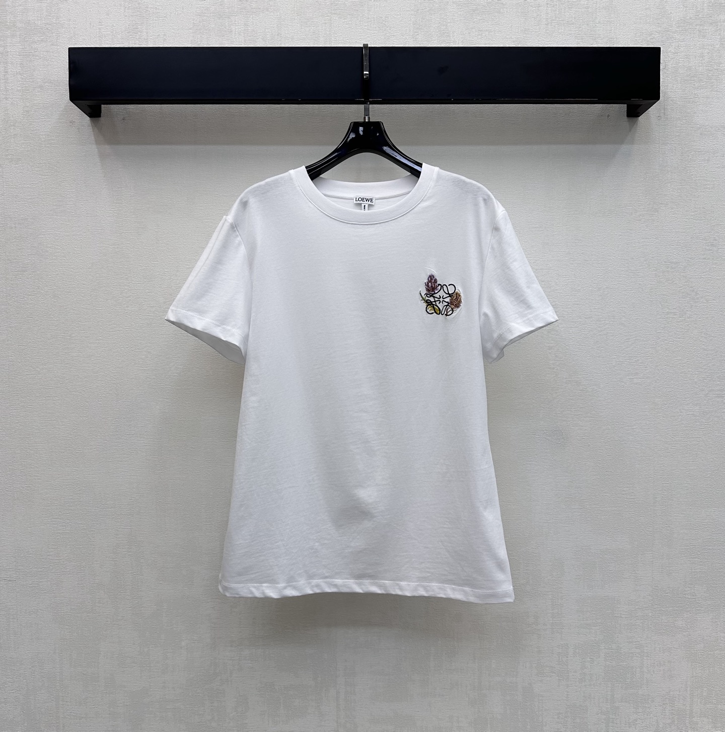 NO:876955,Loew*2026 new product launch, short-sleeved embroidered logo, customized YB imported twill cotton material, soft and skin-friendly, breathable, iconic contrasting embroidered logo decoration on the chest, highlighting the brand tone, development of surface accessories, round neck short-sleeved T-shirt tailoring, single wear and layering, stylish, high version 2 colors, loewe, T-shirt, tees, t-shirt,19860909Loew*2026新品上架刺绣徽标短袖定制YB进口斜纹全棉材质 柔软亲肤透气 胸前点缀标志性撞色刺绣徽标装饰 彰显品牌调性 面辅料开发 圆领短袖T恤剪裁 单穿叠穿出彩时髦  高版本2色,,loewe,T-shirt,tees，t-shirt,,Women's clothing