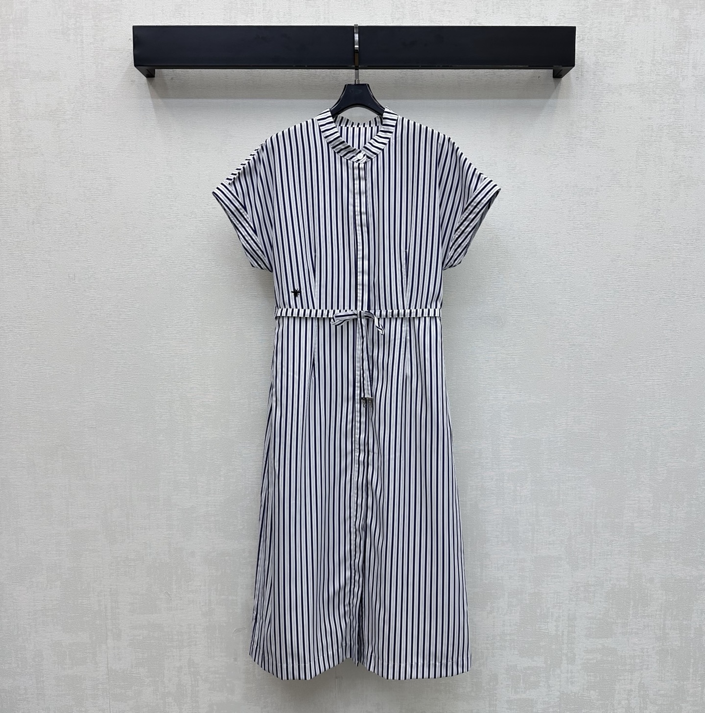 NO:876920,Dio*2026 New Arrival Striped Belt Shirt Skirt Customized YB Imported Material Drapey, Comfortable and Stylish Full of Gloss All-over stripe elements combined with hidden placket button adjustment and fabric lace-up waist design add layering to the look The waist is embellished with the iconic letter bee embroidered logo decoration Highlighting the brand's tone Simple and playful Fashionable and advanced Fabric and accessories development Folded short-sleeved dress tailoring Fashionable for commuting, dating, and holiday wear for an age-reducing look  High version 2 colors, dior, skirts, T-shirt,19860909Dio*2026新品上架条纹腰带衬衣裙定制YB进口材质 垂顺舒适有型 光泽十足 通体条纹元素配合隐藏式开襟纽扣调节与本布系带收腰设计 增添造型层次感 腰侧点缀标志性字母蜜蜂刺绣徽标装饰 彰显品牌调性 简约俏皮 时髦高级 面辅料开发 翻折短袖连衣裙剪裁 通勤约会度假穿搭减龄时髦  高版本2色,,dior,skirts,T-shirt,,Women's clothing