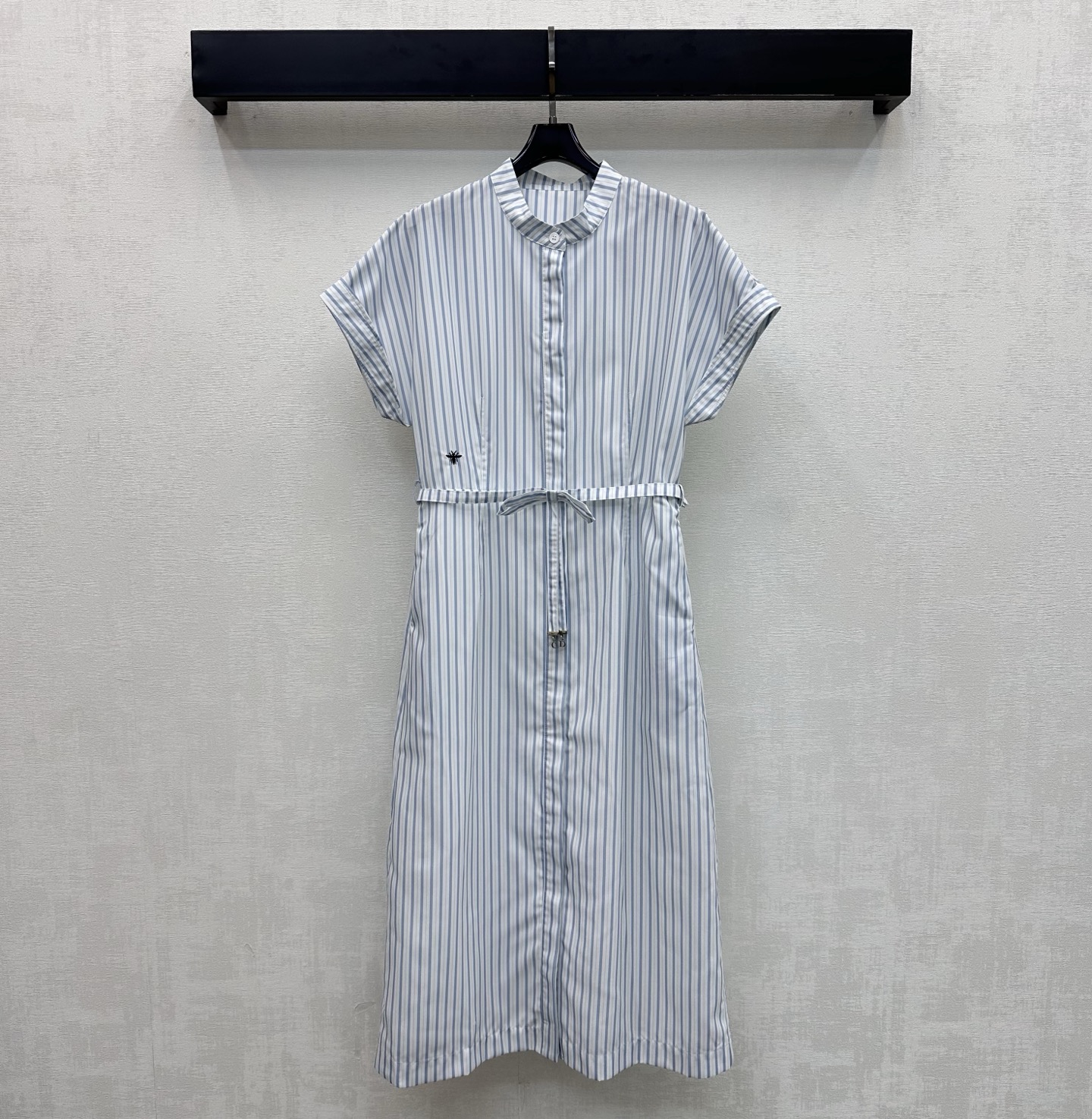NO:876936,Dio*2026 New Arrival Striped Belt Shirt Skirt Customized YB Imported Material Drapey, Comfortable and Stylish Full of Gloss All-over stripe elements combined with hidden placket button adjustment and fabric lace-up waist design add layering to the look The waist is embellished with the iconic letter bee embroidered logo decoration Highlighting the brand's tone Simple and playful Fashionable and advanced Fabric and accessories development Folded short-sleeved dress tailoring Fashionable for commuting, dating, and holiday wear for an age-reducing look  High version 2 colors, dior, skirts, T-shirt,19860909Dio*2026新品上架条纹腰带衬衣裙定制YB进口材质 垂顺舒适有型 光泽十足 通体条纹元素配合隐藏式开襟纽扣调节与本布系带收腰设计 增添造型层次感 腰侧点缀标志性字母蜜蜂刺绣徽标装饰 彰显品牌调性 简约俏皮 时髦高级 面辅料开发 翻折短袖连衣裙剪裁 通勤约会度假穿搭减龄时髦  高版本2色,,dior,skirts,T-shirt,,Women's clothing