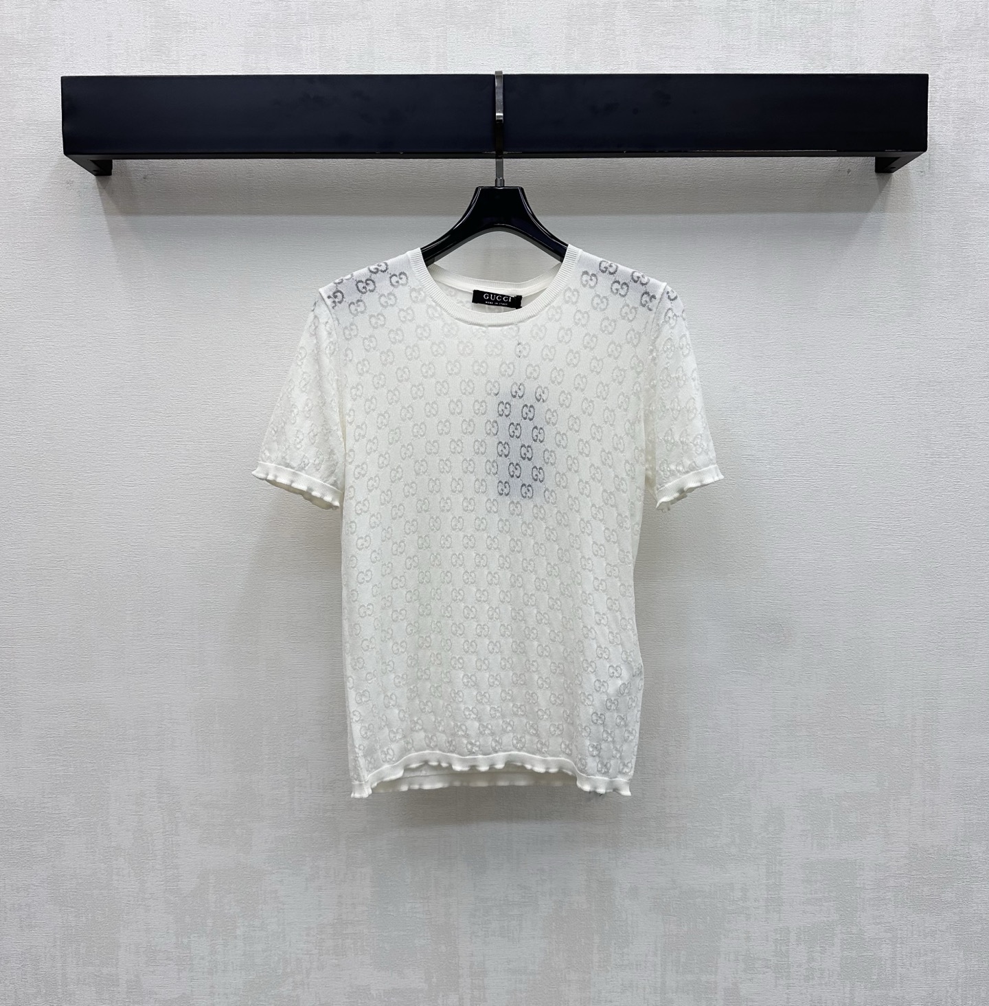 NO:877009,Gucc*2026 new products are on the shelves. Jacquard round neck short-sleeved knitted custom YB imported ice silk knitted fabric. The texture is light and breathable. It is soft and smooth to the touch. It has a slight natural elasticity. The iconic double G letter logo jacquard element is spread all over the body to highlight the brand tone. The cuffs and hem are designed with wavy fungus edge cutting to add layering to the look. Surface accessories development. Round neck short-sleeved top cutting. Wear casually with skirts and trousers for daily commuting. You can easily create an Italian high-end style.  High version 2 colors,,gucci,skirts,T-shirt,19860909Gucc*2026新品上架提花圆领短袖针织定制YB进口冰丝针织面料 质地轻薄透气 触感柔软顺滑 带有微微自然弹力 通体满铺标志性双G字母徽标提花元素 彰显品牌调性 袖口及下摆采用波浪形木耳边裁剪设计 增添造型层次感 面辅料开发 圆领短袖上衣剪裁 日常通勤随意搭配裙裤装穿搭 都能轻松打造意式高级风  高版本2色,,gucci,skirts,T-shirt,,Women's clothing