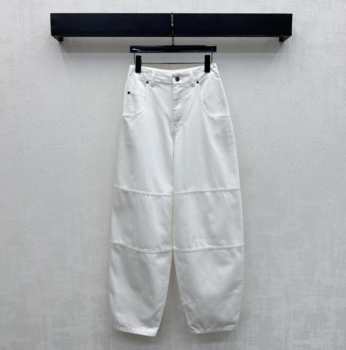 NO:876988,Louis Vuitto* new arrivals of radish denim trousers, customized YB imported twill cotton denim material, breathable, soft and skin-friendly, treated with multiple enzyme washing processes, retro and fashionable, high-waisted buttoned symmetrical pocket version, knee line cutting and splicing details with trouser cuff design, adding layering to the look, iconic letter leather label decoration on the back waist to highlight the brand tone and more trendy charm. Development of surface accessories. High-waisted buttoned radish pants cut, casually match and wear high-end fashion  High version,,louis vuitton,19860909Louis Vuitto*新品上架萝卜牛仔长裤定制YB进口斜纹全棉牛仔材质 透气柔软亲肤 多重酵素水洗工艺处理 复古又时尚 高腰系扣对称口袋版型 膝盖线条裁剪拼接细节配合裤脚收口设计 增添造型层次感 后腰点缀标志性字母皮标装饰 彰显品牌调性 更显潮流魅力 面辅料开发 高腰系扣萝卜裤剪裁 随意搭配穿搭高级时髦    高版本,,louis vuitton,,Women's clothing