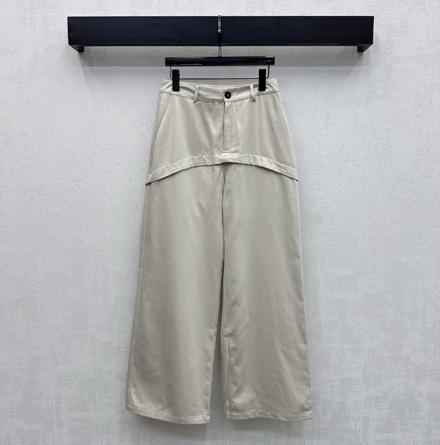 NO:876968,Loew*2026 new arrivals embroidered logo wide-leg trousers customized with YB imported twill cotton material. The texture is crisp and delicate. Breathable and skin-friendly. The whole body is made of neutral tones. Unique splicing and tailoring. Pockets on both sides and rear patch pockets are designed to increase the layering of the look. The back waist is embellished with the iconic engraved letter leather label and embroidered logo decoration to highlight the brand tone. Surface accessories development. High-waisted buttoned wide-leg trousers cut. Casual matching with tops for daily commuting. Refreshing and advanced.  Comes with minimalist temperament, high version 2 colors,,loewe,19860909Loew*2026新品上架刺绣徽标阔腿长裤定制YB进口斜纹全棉材质 质地挺括细腻 透气亲肤 通体采用中性色调 采用独特拼接裁剪处理 配合两侧插兜后片贴袋设计 增加造型层次感 后腰点缀标志性刻印字母皮标刺绣徽标装饰 彰显品牌调性 面辅料开发 高腰系扣阔腿长裤剪裁 日常通勤随意搭配上装穿搭清爽高级 自带极简主义气质  高版本2色,,loewe,,Women's clothing
