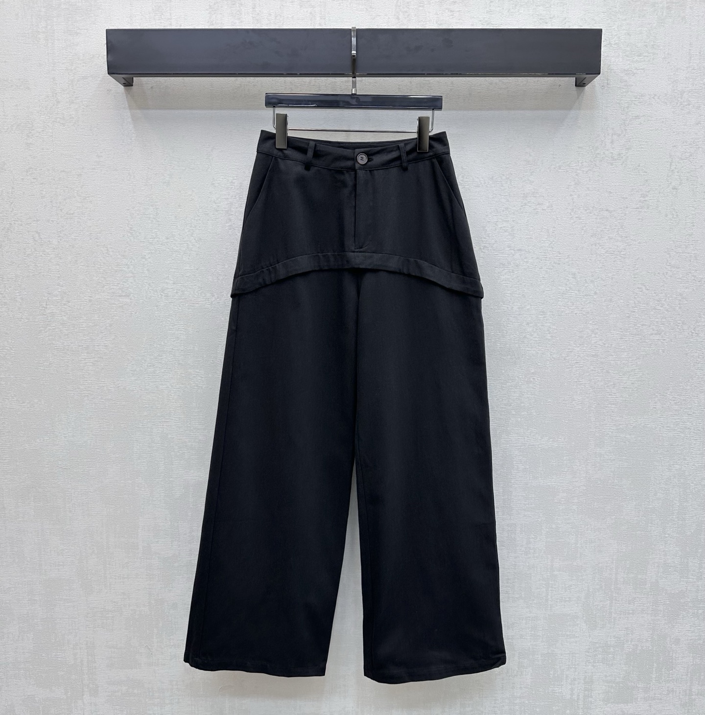 NO:876986,Loew*2026 new arrivals embroidered logo wide-leg trousers customized with YB imported twill cotton material. The texture is crisp and delicate. Breathable and skin-friendly. The whole body is made of neutral tones. Unique splicing and tailoring. Pockets on both sides and rear patch pockets are designed to increase the layering of the look. The back waist is embellished with the iconic engraved letter leather label and embroidered logo decoration to highlight the brand tone. Surface accessories development. High-waisted buttoned wide-leg trousers cut. Casual matching with tops for daily commuting. Refreshing and advanced.  Comes with minimalist temperament, high version 2 colors,,loewe,19860909Loew*2026新品上架刺绣徽标阔腿长裤定制YB进口斜纹全棉材质 质地挺括细腻 透气亲肤 通体采用中性色调 采用独特拼接裁剪处理 配合两侧插兜后片贴袋设计 增加造型层次感 后腰点缀标志性刻印字母皮标刺绣徽标装饰 彰显品牌调性 面辅料开发 高腰系扣阔腿长裤剪裁 日常通勤随意搭配上装穿搭清爽高级 自带极简主义气质  高版本2色,,loewe,,Women's clothing