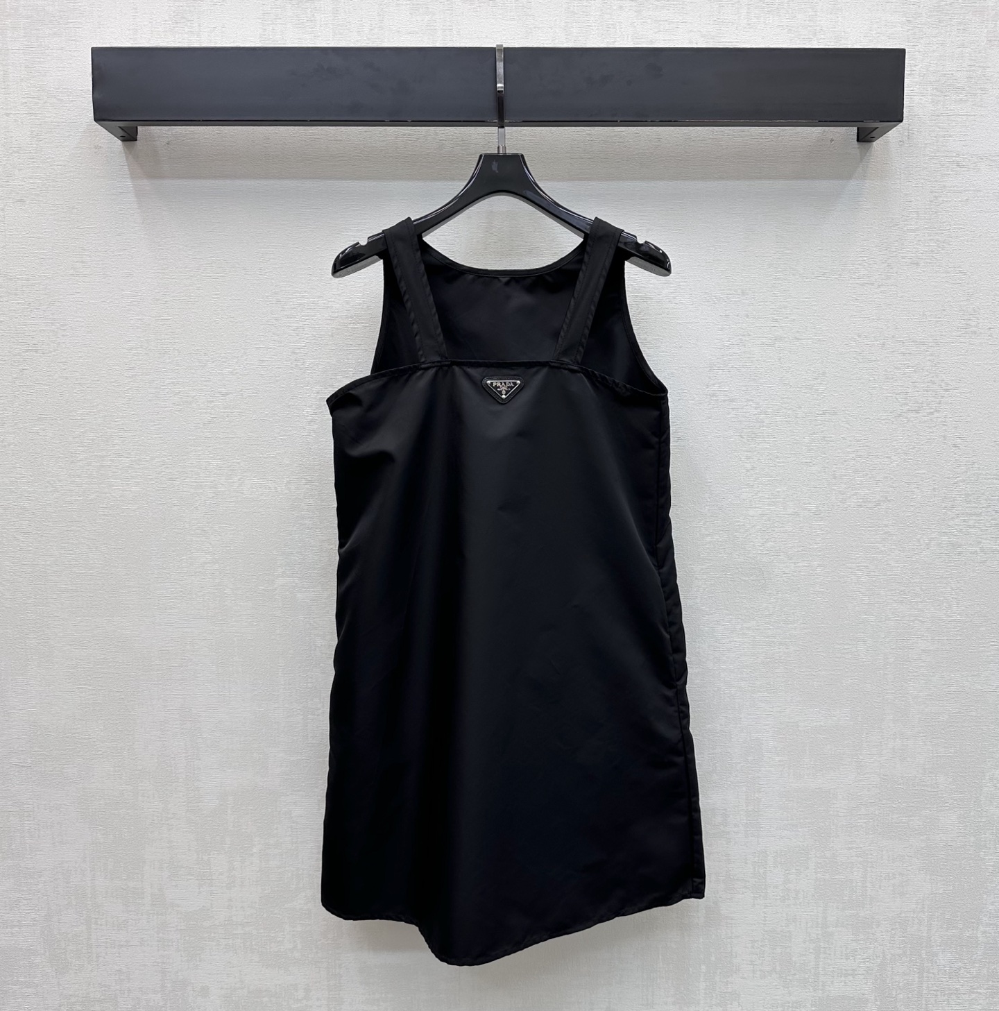 NO:876952,Prad*2026 new arrival nylon logo tank top made of YB imported eco-friendly regenerated nylon material. Glossy, comfortable and stylish. The iconic letter metal triangle logo decoration is centered on the chest to highlight the brand tone. The engraved letter details can highlight the sense of individuality and high-end. With the generous collar and shoulder strap cutting design, it adds a sense of layering to the look. The loose version modifies the waist shape and is more tolerant to the body. Development of surface accessories. Sleeveless dress tailoring. Trendy and fashionable outfit for commuting and dating.  High version,,prada,skirts,19860909Prad*2026新品上架尼龙徽标背心裙定制YB进口环保再生尼龙材质 光泽舒适有型 胸前居中点缀标志性字母金属三角徽标装饰 彰显品牌调性 印刻字母细节更能突出个性高级感 配合大方领肩带裁剪设计 增添造型层次感 宽松版型修饰腰身体型对身材包容度更高 面辅料开发 无袖连衣裙版型剪裁 通勤约会穿搭潮流时髦 高版本,,prada,skirts,,Women's clothing