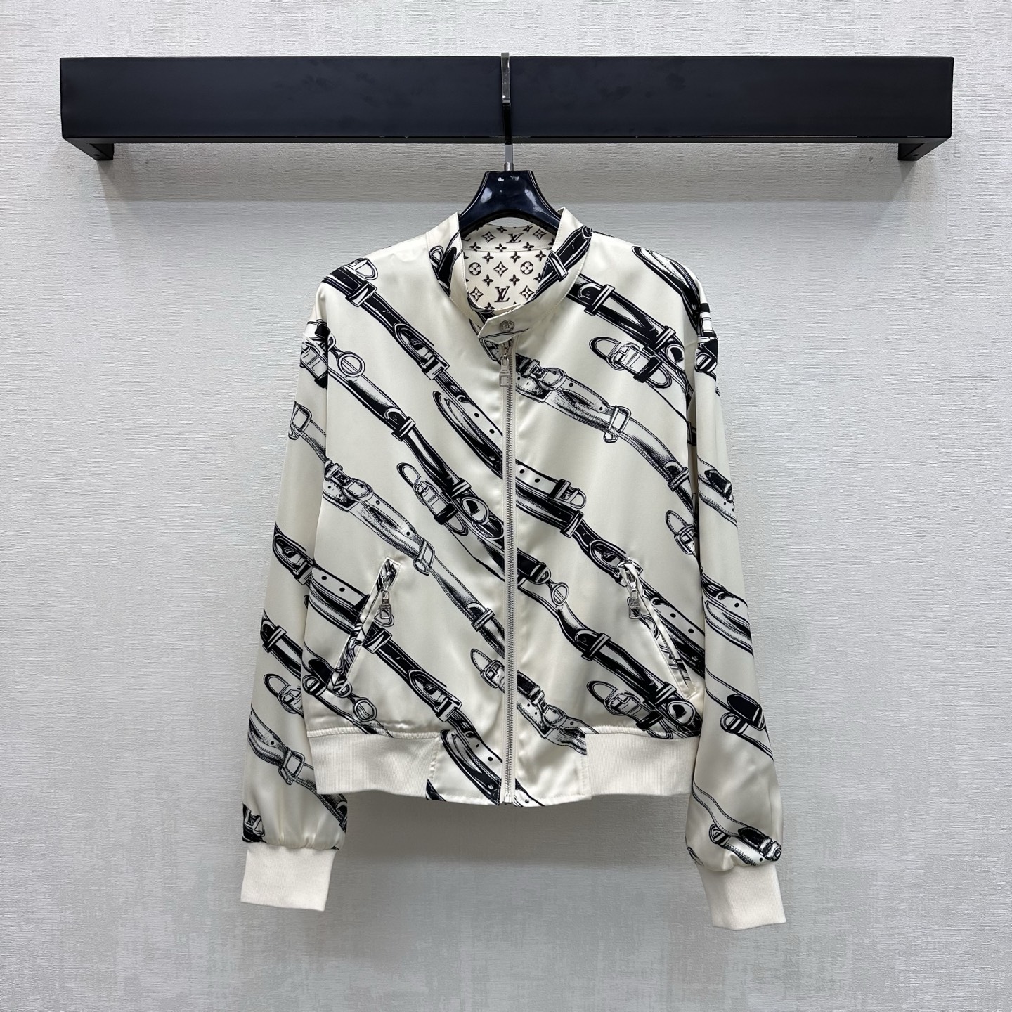 NO:876931,Louis Vuitto*2026 new products are on the shelves. The printed double-sided jacket is made of YB imported twill silk. It is breathable, comfortable and full of texture. It follows the reversible version design. One side is full of classic presbyopia and chain design. The other side has the iconic four-leaf clover letter logo element. It instantly lights up the overall visual effect and highlights the brand tone. Creates American luxury and fashion. It is adjusted with classic zipper and leather buckle. The hem of the cuffs is tightened with contrasting threads to add layering to the look.  Fully reflect the relaxed and fashionable charm of the outfit. Development of fabric accessories. Cutting of stand-up collar jacket and coat. Can be matched with skirts of the same series. Complete set to make a stylish look. High version double-sided, Louis Vuitton, skirts, jackets & coats, jackets & coats,19860909Louis Vuitto*2026新品上架 印花双面夹克外套定制YB进口斜纹绸材质 透气舒适 质感十足 沿用两面穿版型设计 一面经典老花与链条满印设计 另一面标志性四叶草字母徽标元素 瞬间点亮整体丰富视觉效果 彰显品牌调性 打造美式奢华时髦 搭配经典拉链皮扣调节处理 袖口下摆撞色螺纹弹力收紧 增添造型层次感 充分体现穿搭松弛与时尚魅力 面辅料开发 立领夹克外套剪裁 可搭配同系列半裙 成套穿搭出彩时髦 高版本双面,,louis vuitton,skirts,jackets & coats,jackets & coats,,Women's clothing