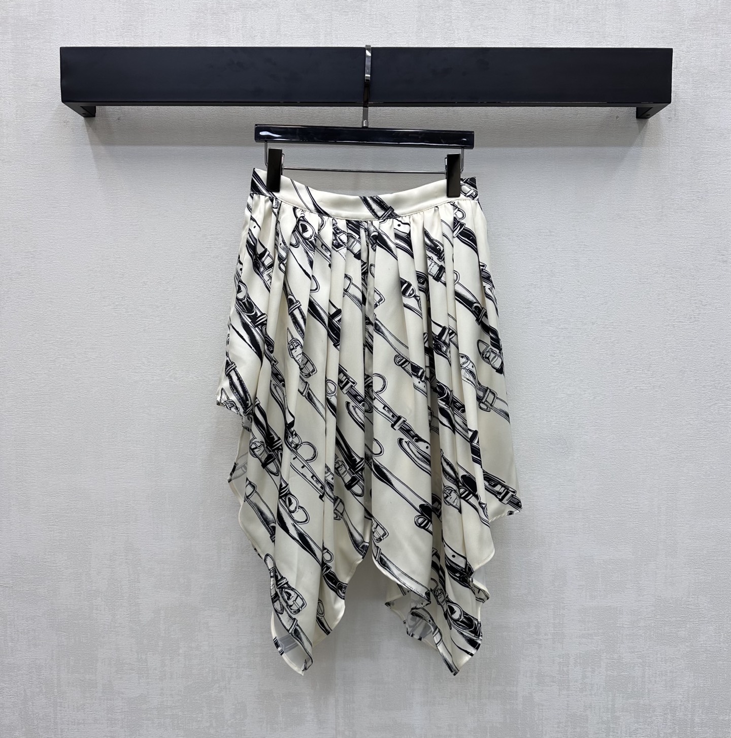 NO:876924,Louis Vuitto*2026 new products are on the shelves. The printed irregular skirt is made of YB imported twill silk material. It is breathable and comfortable and full of texture. It follows the reversible version design. The whole chain is fully printed with elements. It instantly lights up the overall rich visual effect and highlights the brand tone. Creates American luxury and fashion. Irregular pleated skirt cutting design adds layering to the look. Development of surface accessories. High-waisted pleated skirt tailoring fully embodies the relaxation and fashion charm of the outfit. Development of surface accessories  High-waisted irregular skirt cut. Can be paired with jackets from the same series. The complete set is stylish and stylish. High version, Louis Vuitton, skirts, jackets & coats,19860909Louis Vuitto*2026新品上架 印花不规则半裙定制YB进口斜纹绸材质 透气舒适 质感十足 沿用两面穿版型设计 通体链条满印元素设计 瞬间点亮整体丰富视觉效果 彰显品牌调性 打造美式奢华时髦 不规则压褶裙摆裁剪设计 增添造型层次感 面辅料开发 高腰压褶半裙版型剪裁 充分体现穿搭松弛与时尚魅力 面辅料开发 高腰不规则半裙版型剪裁 可搭配同系列外套 成套穿搭出彩时髦 高版本,,louis vuitton,skirts,jackets & coats,,Women's clothing