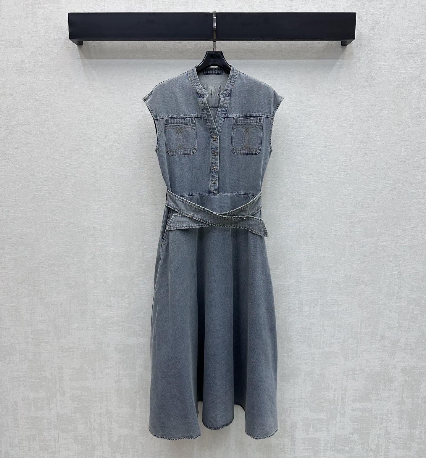 NO:876935,Chane*2026 New Arrival Schoolbag Buckle Girdle Dress Customized YB Imported Twill Cotton Material Comfortable, Soft, Breathable and Easy to Wear. The semi-open metal double C schoolbag buckle adjustment decoration is used to echo the letter embroidered logo design on the back to highlight the brand tone. The fabric's cross girdle lace embellishment design is combined with the details of the pleated skirt to add a sense of layering to the look. Simple and advanced surface accessories development. Sleeveless dress tailoring. High fashion for commuting and dating. High version 2 colors 36 38  40,,chanel,skirts,19860909Chane*2026新品上架书包扣腰封连衣裙定制YB进口斜纹全棉材质 舒适柔软 透气好穿 沿用半开襟金属双C书包卡扣调节装饰 呼应后背字母绣花徽标设计 彰显品牌调性 本布交叉腰封系带点缀设计 配合压褶裙摆细节处理 增添造型层次感 简约高级 面辅料开发 无袖连衣裙剪裁 通勤约会穿搭高级时髦  高版本2色36 38 40,,chanel,skirts,,Women's clothing