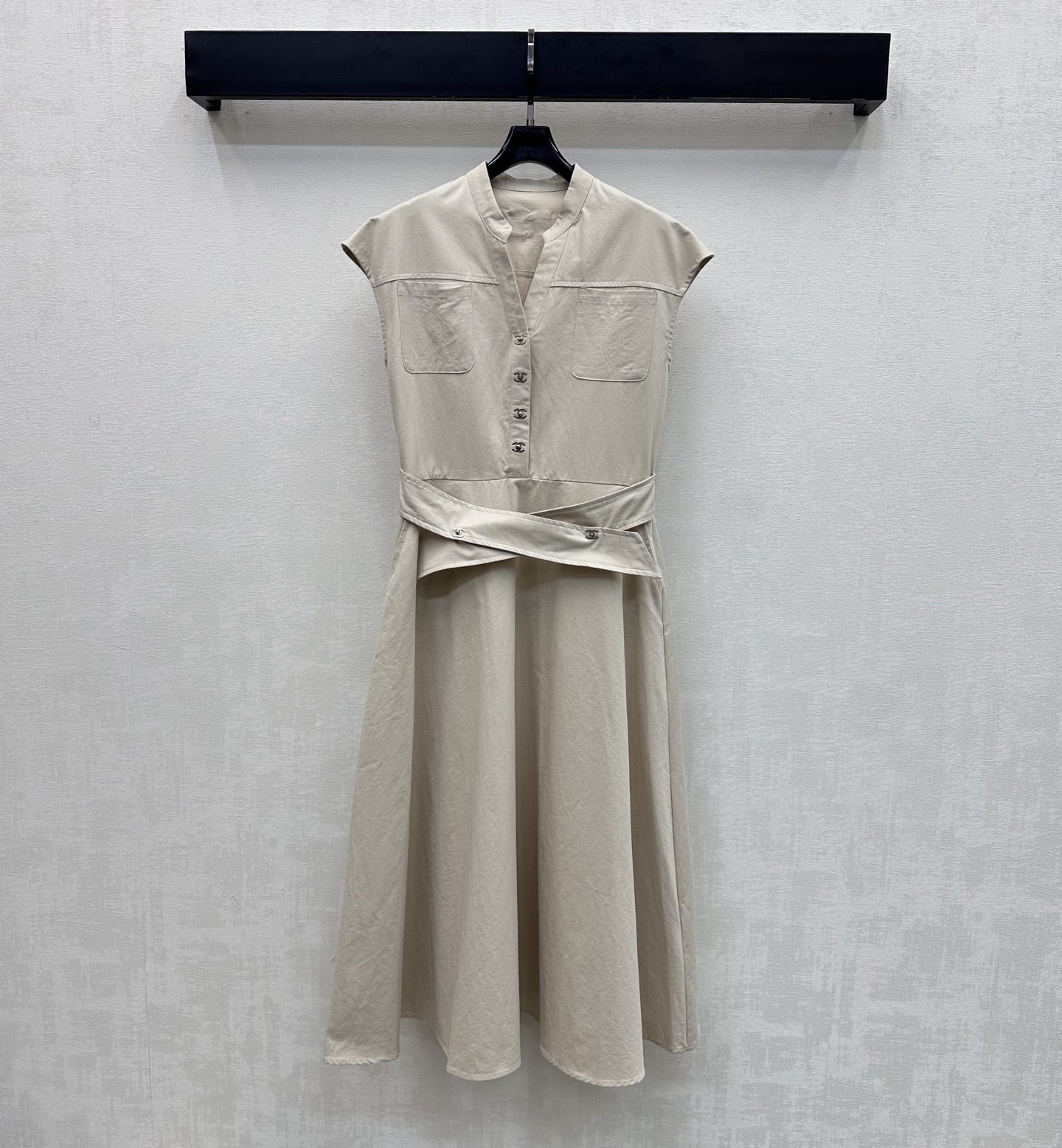 NO:876919,Chane*2026 New Arrival Schoolbag Buckle Girdle Dress Customized YB Imported Twill Cotton Material Comfortable, Soft, Breathable and Easy to Wear. The semi-open metal double C schoolbag buckle adjustment decoration is used to echo the letter embroidered logo design on the back to highlight the brand tone. The fabric's cross girdle lace embellishment design is combined with the details of the pleated skirt to add a sense of layering to the look. Simple and advanced surface accessories development. Sleeveless dress tailoring. High fashion for commuting and dating. High version 2 colors 36 38  40,,chanel,skirts,19860909Chane*2026新品上架书包扣腰封连衣裙定制YB进口斜纹全棉材质 舒适柔软 透气好穿 沿用半开襟金属双C书包卡扣调节装饰 呼应后背字母绣花徽标设计 彰显品牌调性 本布交叉腰封系带点缀设计 配合压褶裙摆细节处理 增添造型层次感 简约高级 面辅料开发 无袖连衣裙剪裁 通勤约会穿搭高级时髦  高版本2色36 38 40,,chanel,skirts,,Women's clothing