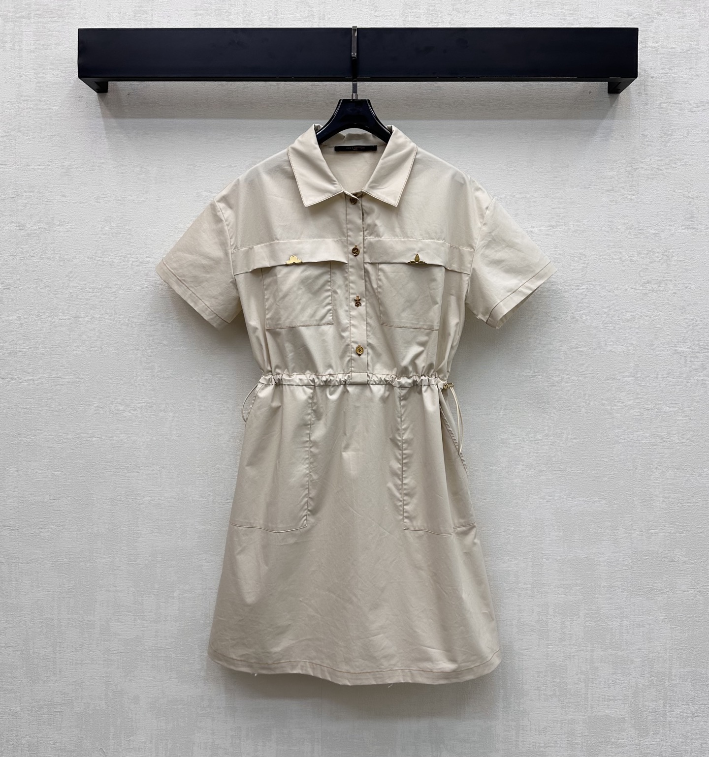 NO:876951,Louis Vuitto*2026 New Arrival Drawstring Work Dress Customized YB imported twill cotton material. The texture is crisp, stylish, breathable and comfortable. Classic khaki tone, retro and versatile. The lapel short-sleeved version is refreshing and neat. The half-platform four-leaf clover logo buttons are used to adjust the decoration to highlight the brand tone. The chest pocket drawstring waist design makes it easy to create a high waistline, making you appear taller and slimmer. Development of surface accessories. Lapel short-sleeved dress tailoring.  Easily create Japanese workwear style for daily commuting. High version, Louis Vuitton, skirts, T-shirt,19860909Louis Vuitto*2026新品上架抽绳工装连衣裙定制YB进口斜纹全棉材质 质地挺括有型透气舒适 经典卡其色调复古百搭 翻领短袖版型清爽利落 沿用半开襟四叶草徽标纽扣调节装饰 彰显品牌调性 胸前口袋抽绳收腰设计 轻松打造高腰线 显高显瘦 面辅料开发 翻领短袖连衣裙剪裁 日常通勤穿搭轻松打造日系工装风  高版本,,louis vuitton,skirts,T-shirt,,Women's clothing