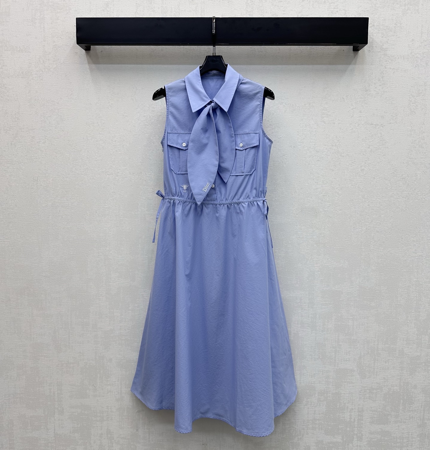 NO:876906,Dio*2025 New Arrival Bow tie drawstring tank top made of imported YB twill cotton material Soft, comfortable and skin-friendly The exquisite pointed collar is matched with a shawl tie adjustment decoration with half- placket button closure details to add layering to the look. The tie is full of college style. The waist is embellished with the iconic letter bee embroidered logo decoration to highlight the brand tone. Symmetrical flap pockets on the chest and waist drawstring elastic design. Workwear personality. Development of surface accessories. Bow tie sleeveless dress tailoring.  Casual and lazy summer outfits, high version, dior, skirts, shawls,19860909Dio*2025新品上架领结抽绳背心裙定制YB进口斜纹棉材质 柔软舒适亲肤 精致尖领之下搭配披肩领结调节装饰 配合半开襟纽扣开合细节 增添造型层次感 系上学院范儿十足 腰侧点缀标志性字母蜜蜂刺绣徽标装饰 彰显品牌调性 胸前对称翻盖口袋腰身抽绳松紧设计 工装个性 面辅料开发 领结无袖连衣裙剪裁 夏日穿搭休闲慵懒  高版本,,dior,skirts,shawls,,Women's clothing