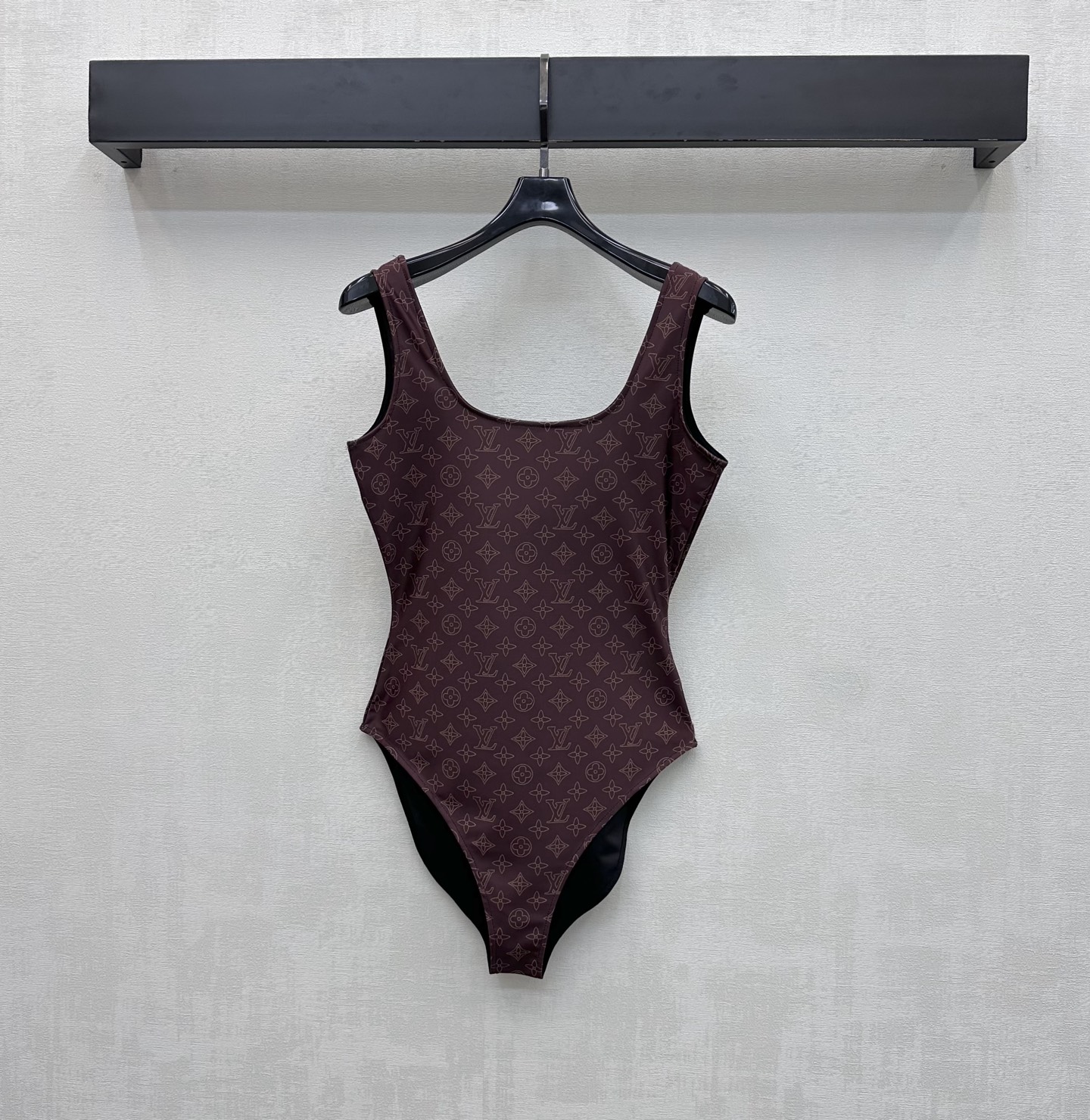 NO:876894,Louis Vuitto*2026 new arrival printed one-piece swimsuit customized YB imported high-elastic material. Light texture, visually eye-catching and sparkling. The iconic four-leaf clover letter logo printing element is printed all over the body to highlight the brand tone. Full of vitality and fashion. The square-neck backless tailoring design is used to add layering to the shape. Fits different body shapes. Safe and comfortable. Covers the flesh and makes you slim. Perfectly show off slender legs. Development of surface accessories. One-piece swimsuit tailoring. Summer seaside vacation or pool party.  Easily become the focus and bring a sense of luxury. High version, louis vuitton, swimsuits,19860909Louis Vuitto*2026新品上架印花连体泳衣定制YB进口高弹力材质 质地轻盈 视觉吸睛闪耀 通体满印标志性四叶草字母徽标印花元素 彰显品牌调性 充满活力与时尚感 沿用方领露背版型裁剪设计 增添造型层次感 贴合不同身形 安全舒适遮肉显瘦 完美展现修长美腿 面辅料开发 连体背心泳衣剪裁 夏日海边度假或泳池派对 轻松成为焦点 自带高级感 高版本,,louis vuitton,swimsuits,,Women's clothing